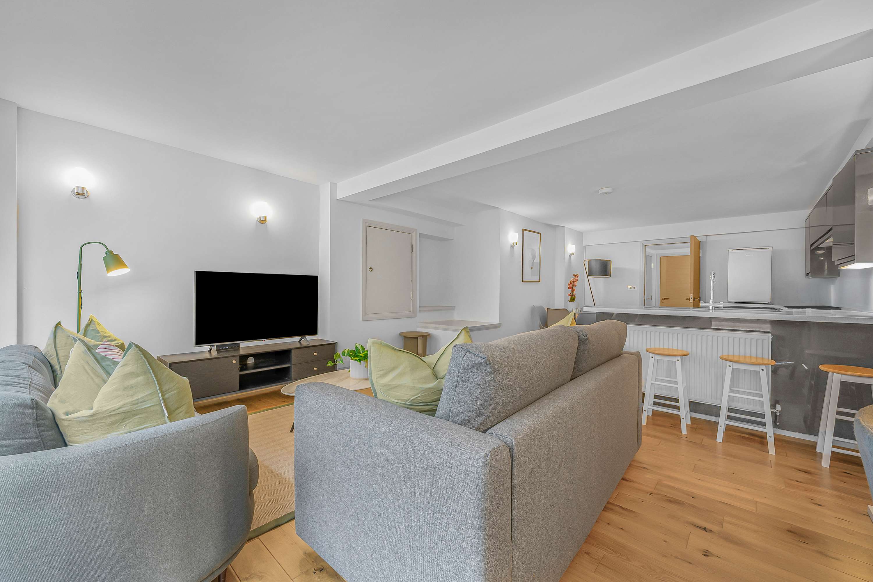 Stylish 1-Bed Soho Apartment - Sleeps 4 - West End in Bateman Street, 1 W1D - Property image 11 - VivreStays