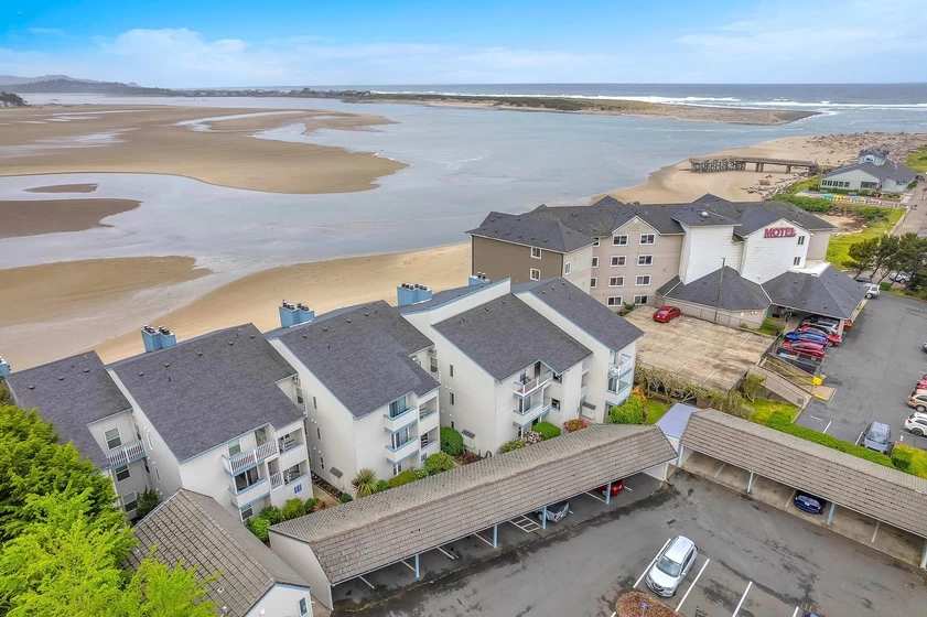 Bayfront Condo & Steps to Beach in Taft District