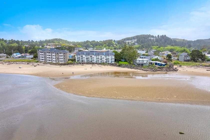 Bayfront Condo & Steps to Beach in Taft District