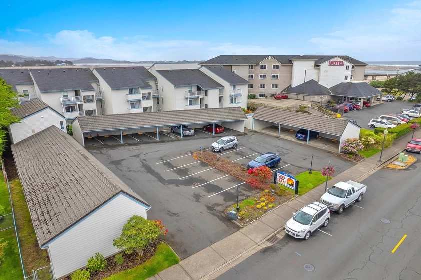 Bayfront Condo & Steps to Beach in Taft District