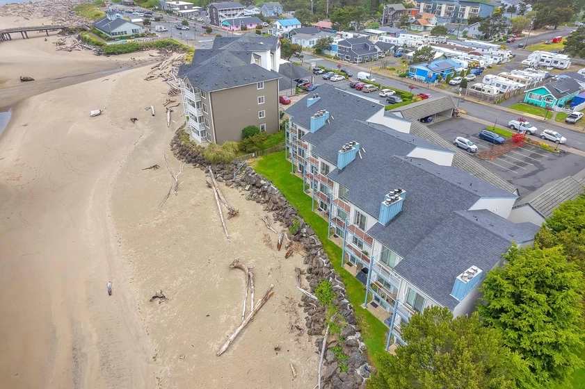 Bayfront Condo & Steps to Beach in Taft District