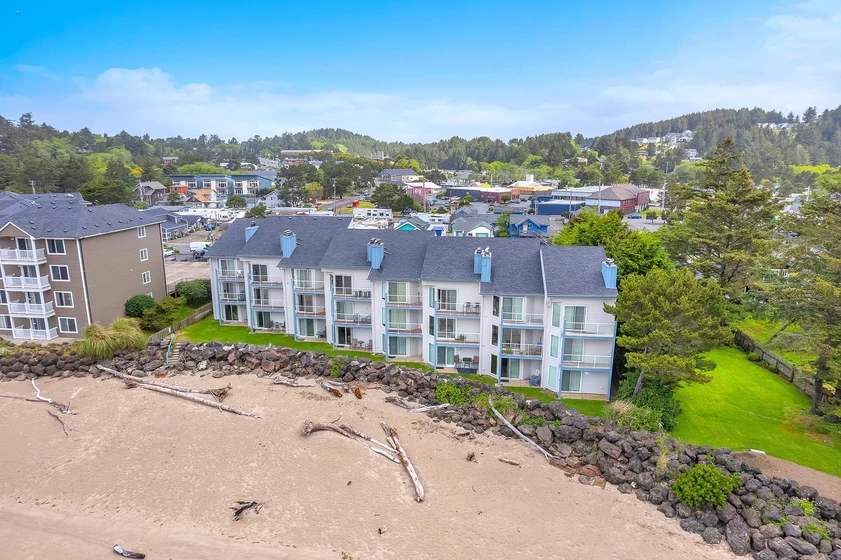 Bayfront Condo & Steps to Beach in Taft District