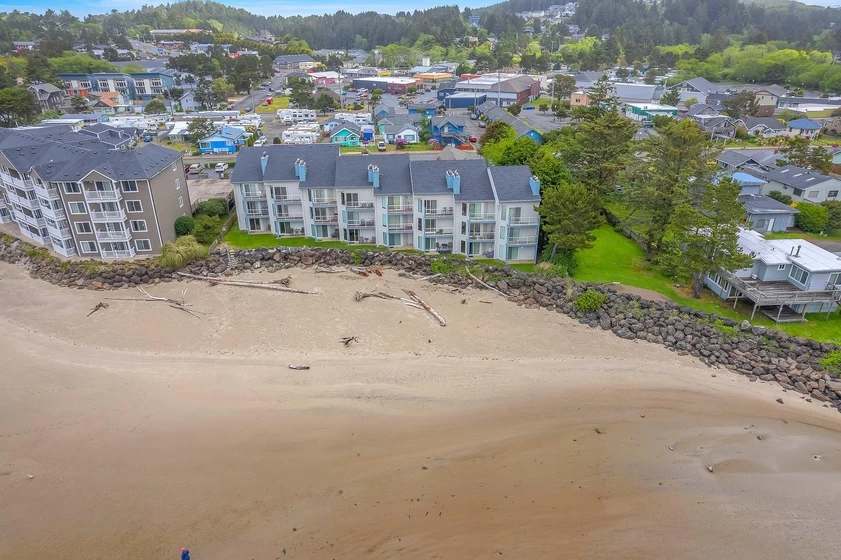 Bayfront Condo & Steps to Beach in Taft District