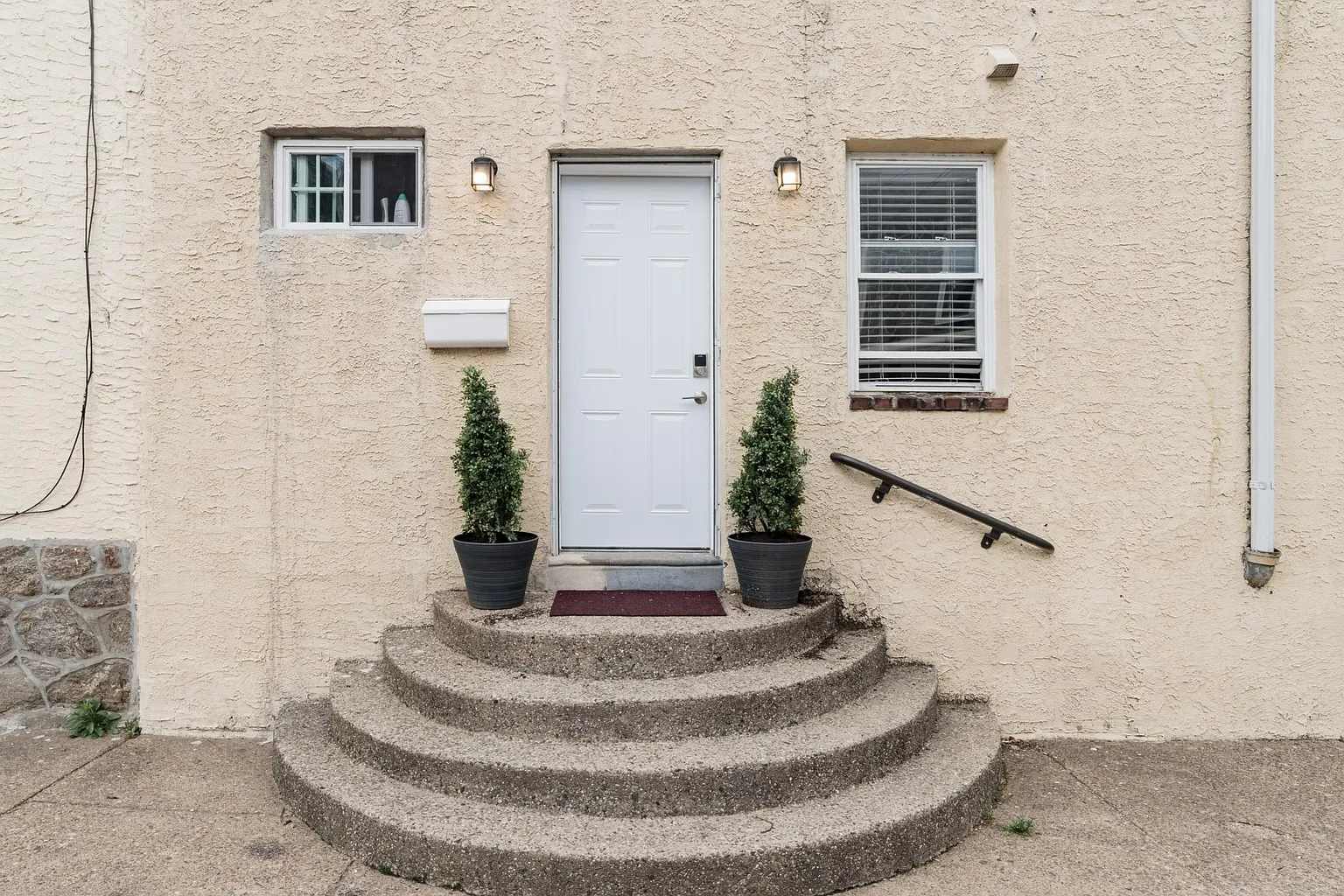 Family Stay 2BR by Park | Walk to Main St 4