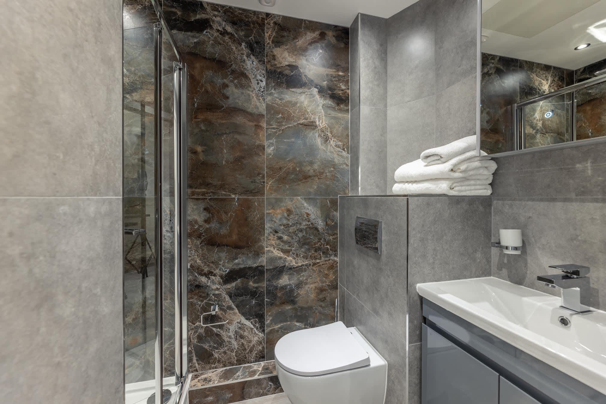 Diff-Rent Living Luxury Serviced Studios with Gym and Workspace fast...