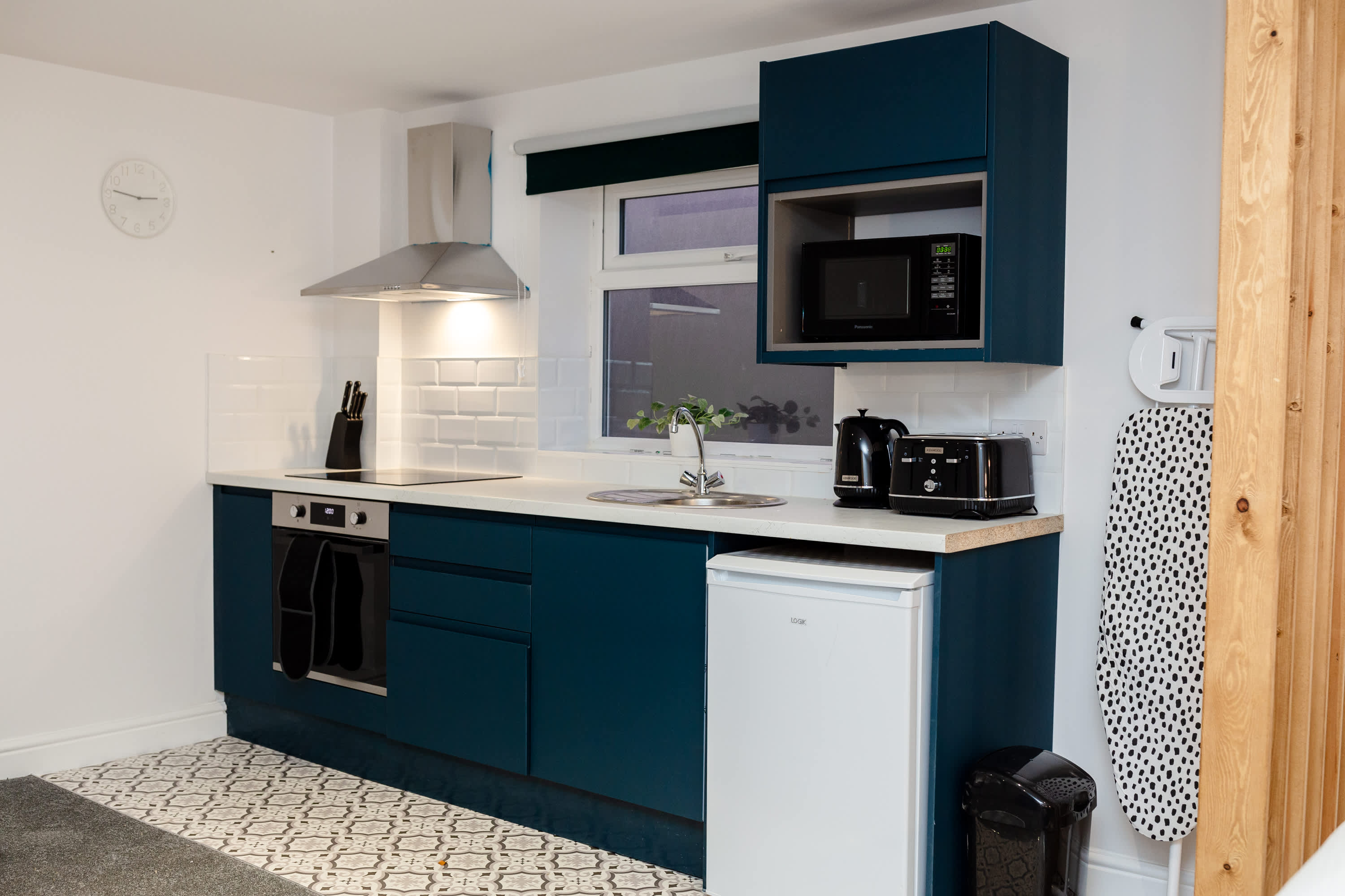 Modern Studio w/Free Parking & Wi-Fi, Doncaster in Thorne Road 59 DN1 2EX - Property image 2 - VivreStays