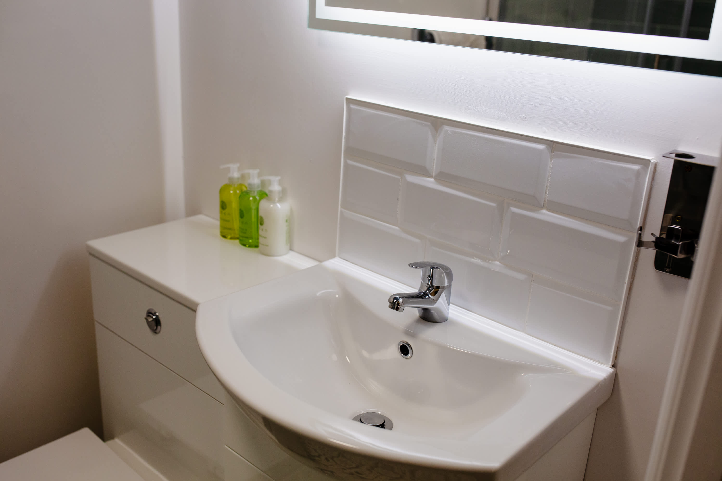 Modern Studio w/Free Parking & Wi-Fi, Doncaster in Thorne Road 59 DN1 2EX - Property image 5 - VivreStays