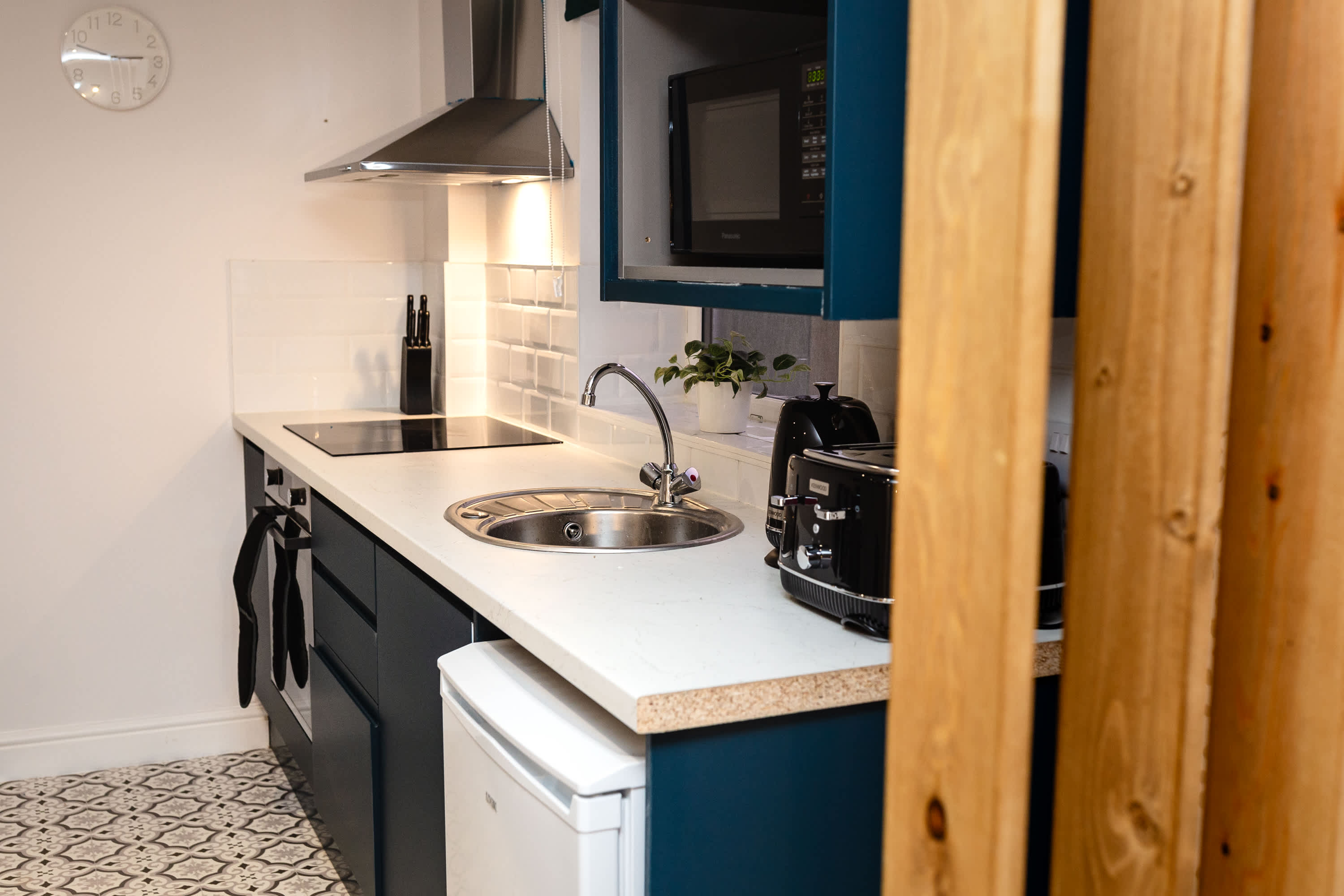 Modern Studio w/Free Parking & Wi-Fi, Doncaster in Thorne Road 59 DN1 2EX - Property image 10 - VivreStays