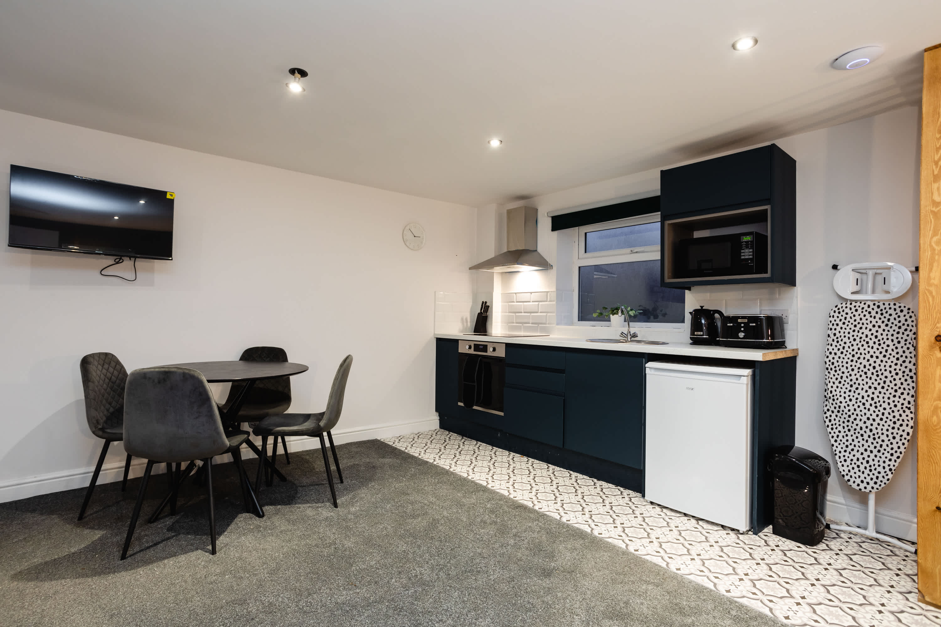 Modern Studio w/Free Parking & Wi-Fi, Doncaster in Thorne Road 59 DN1 2EX - Property image 16 - VivreStays