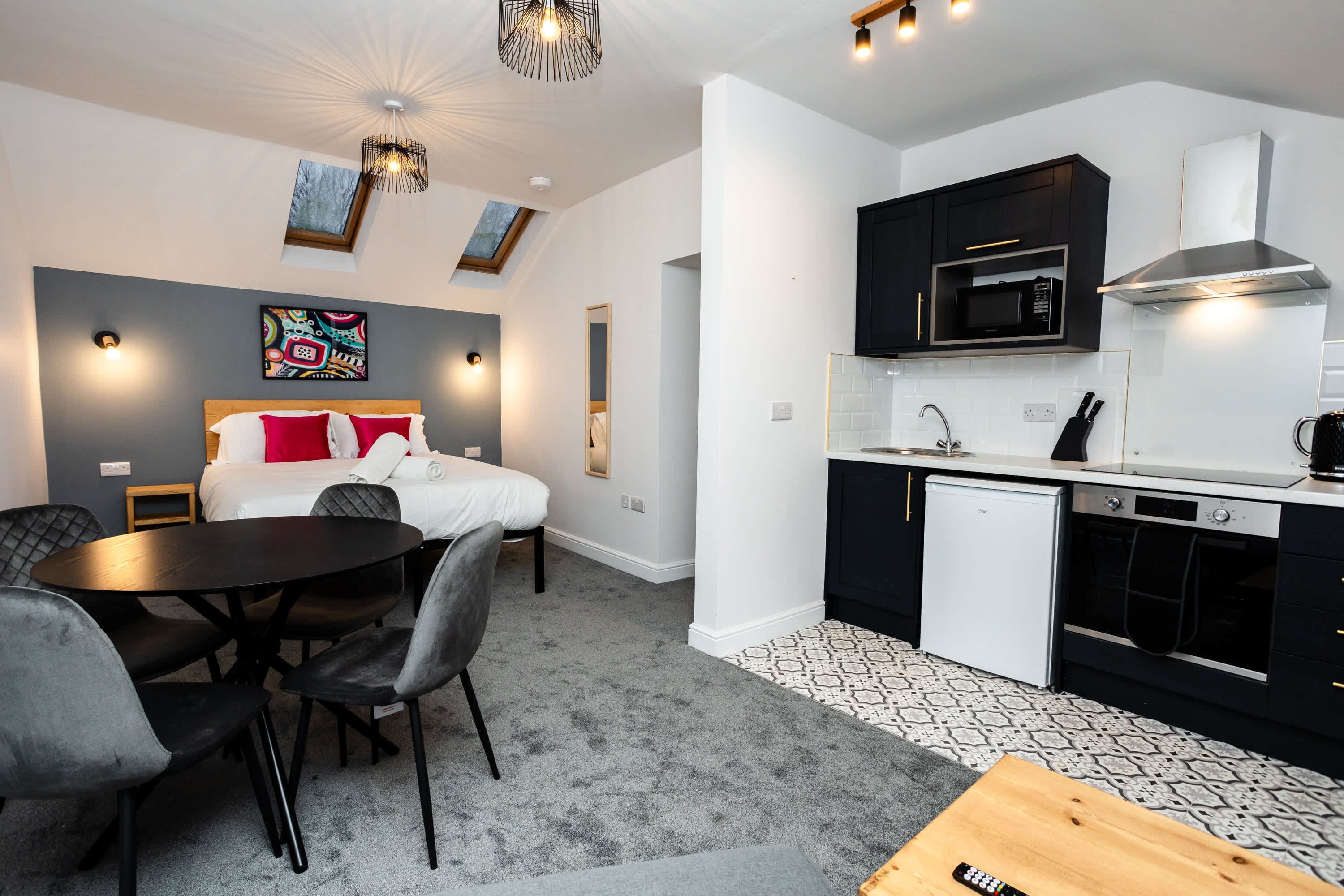 Loft-Style Studio with Skylights and Parking serviced apartment - UK - VivreStays