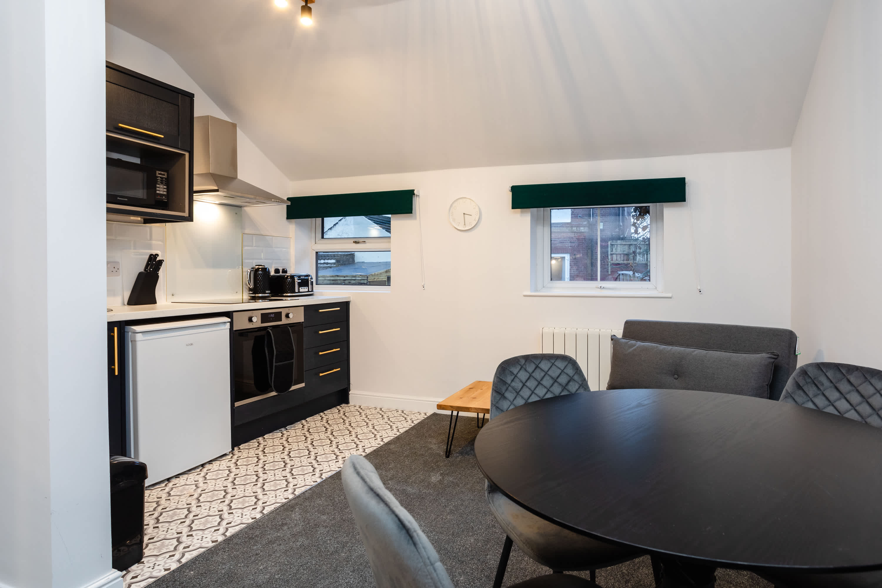 Loft-Style Studio with Skylights and Parking in Thorne Road 59 DN1 2EX - Property image 5 - VivreStays