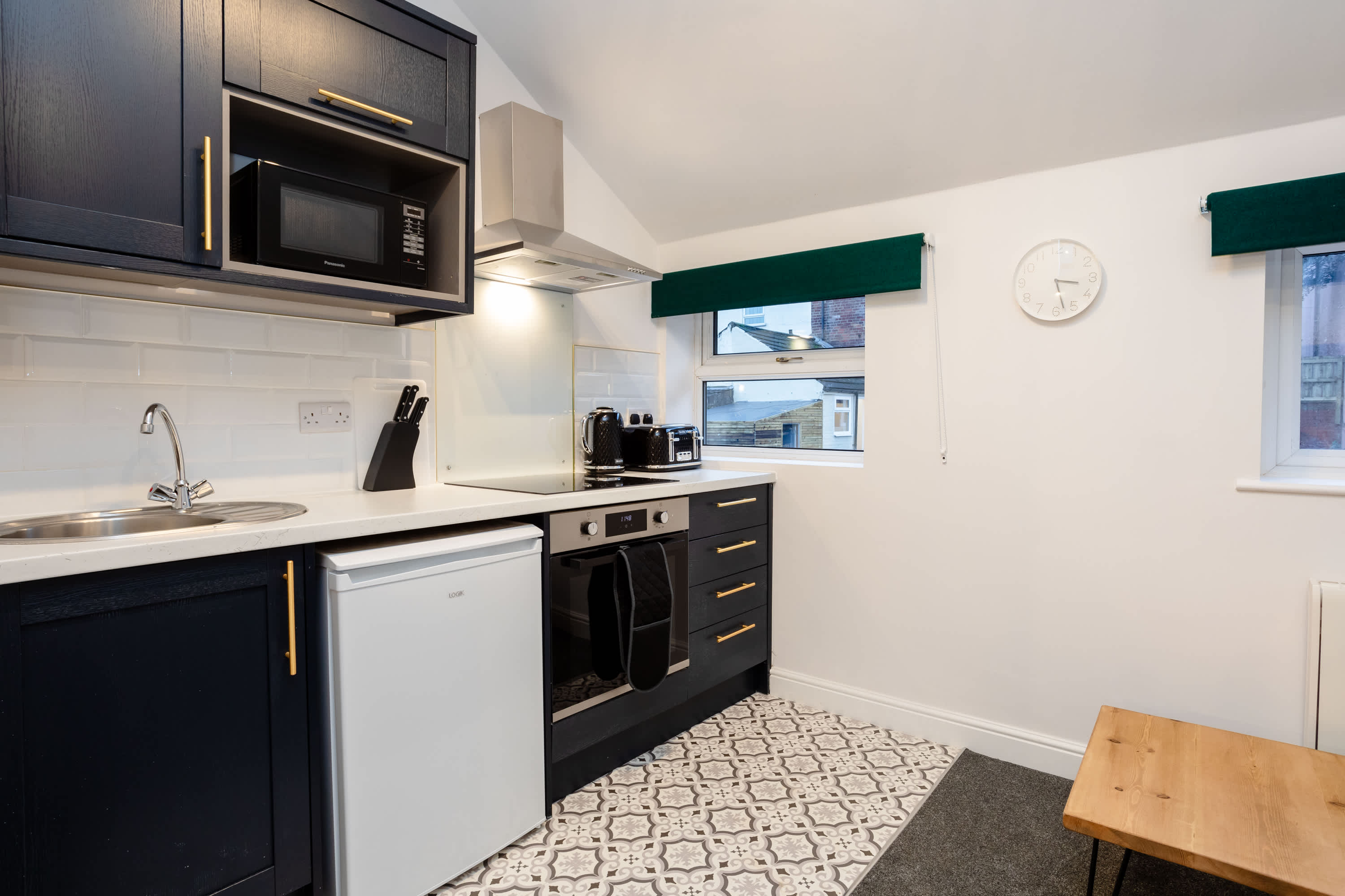 Loft-Style Studio with Skylights and Parking in Thorne Road 59 DN1 2EX - Property image 9 - VivreStays