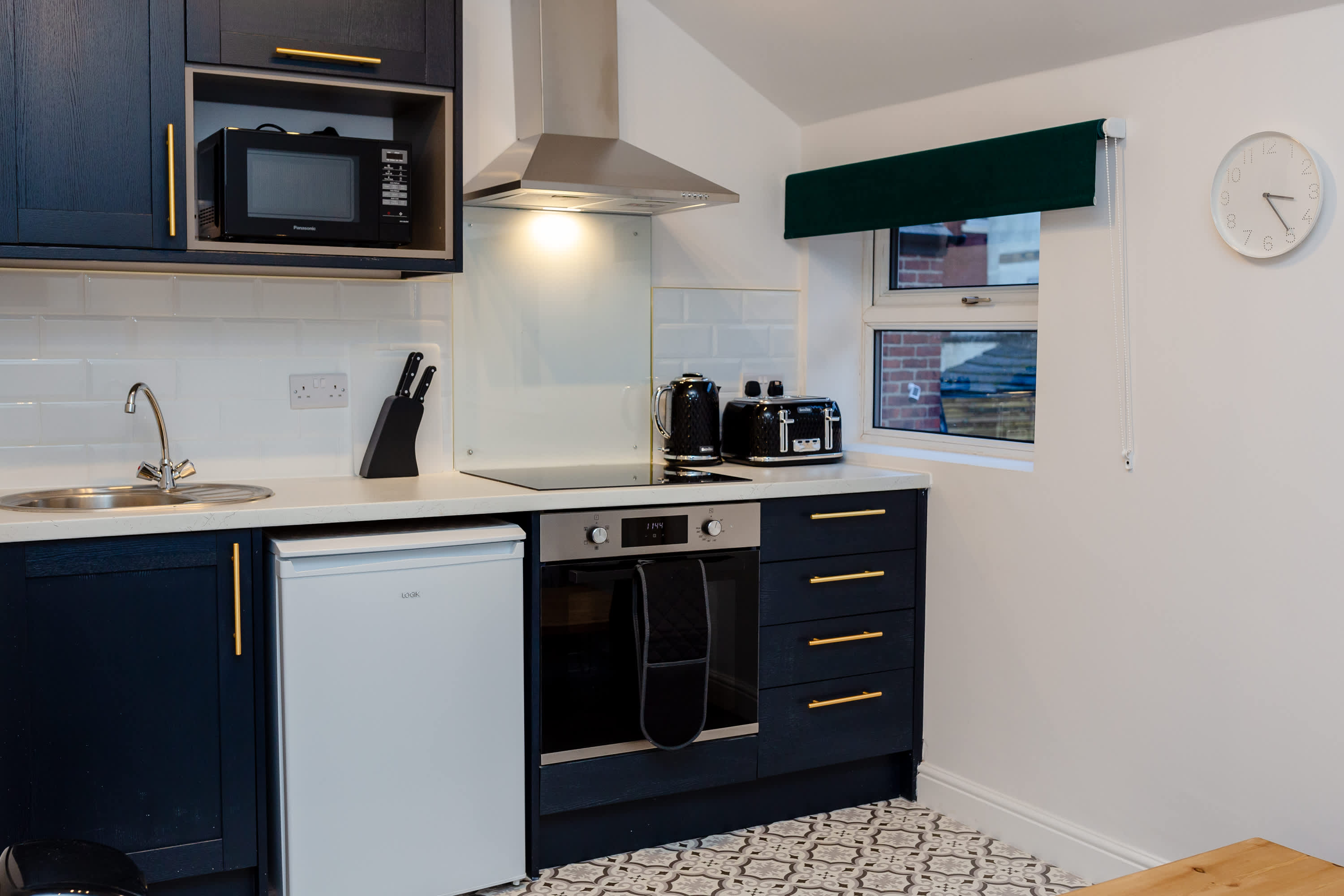 Loft-Style Studio with Skylights and Parking in Thorne Road 59 DN1 2EX - Property image 8 - VivreStays