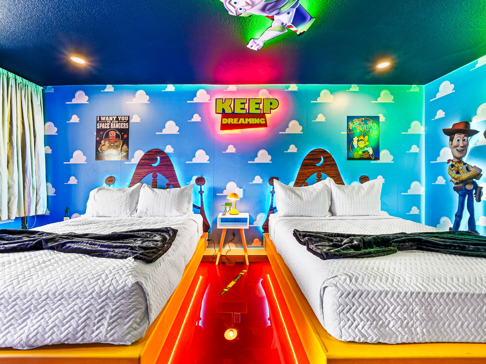 Toy-Story studio w/ pool & parking
