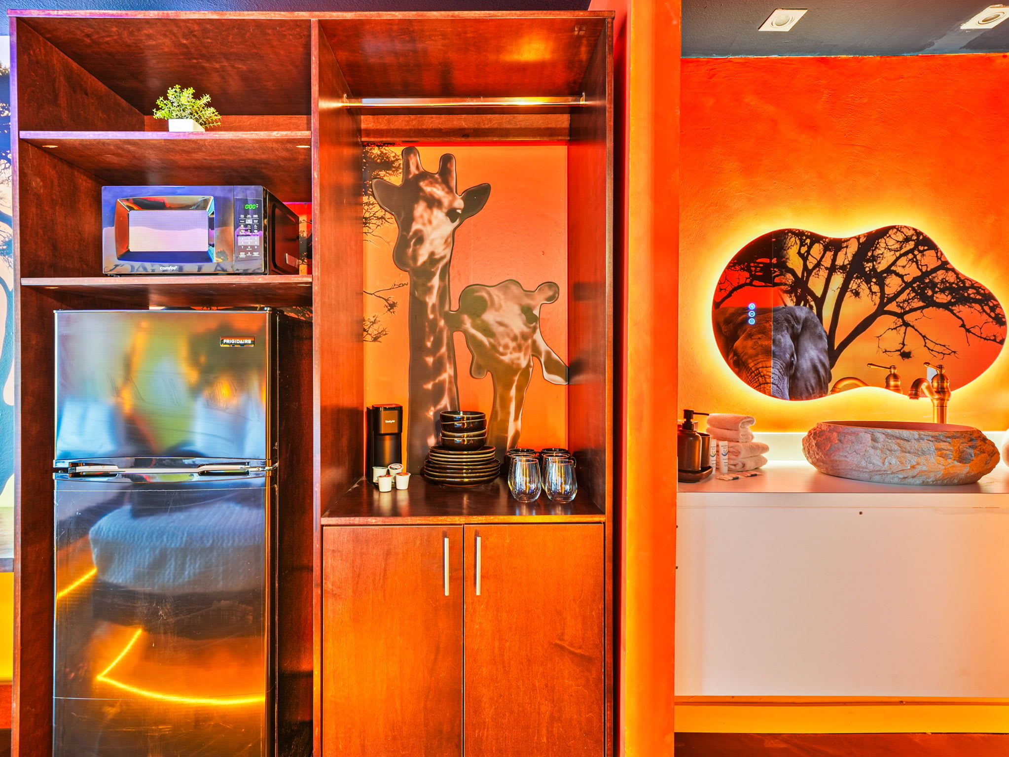 Lion King studio w/ pool & workspace