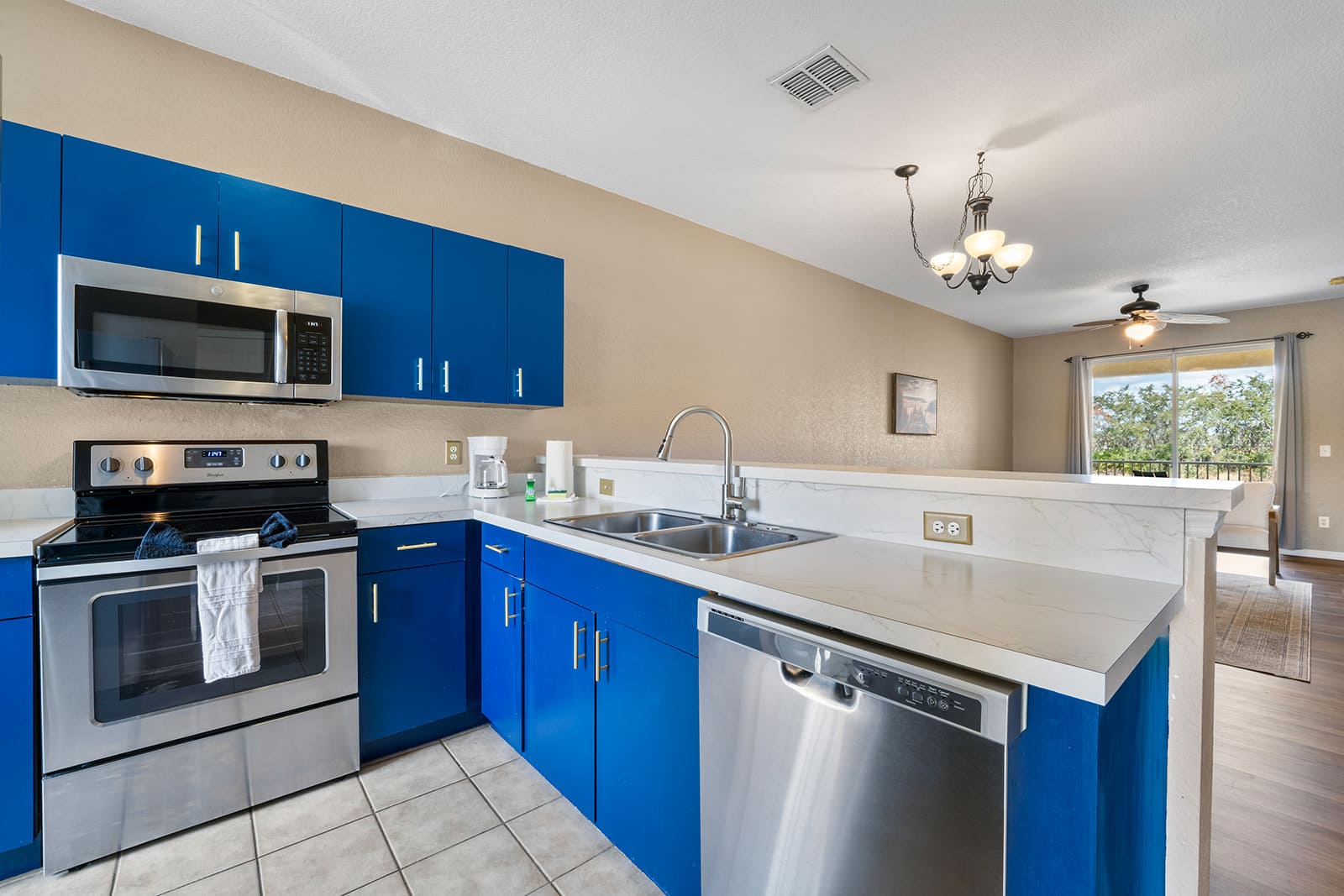 Cozy 3BR condo w/ pool, hot tub & balcony