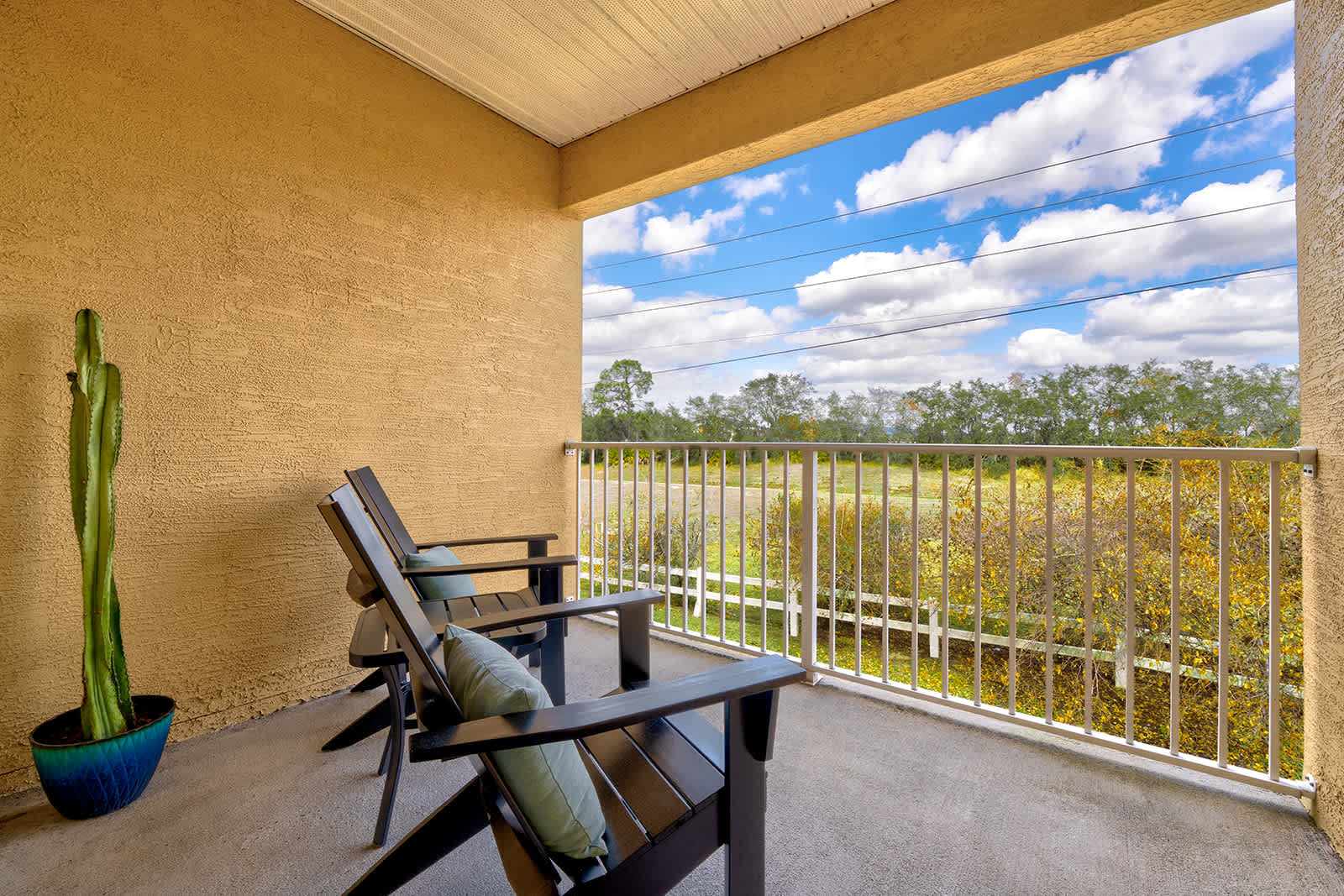 Cozy 3BR condo w/ pool, hot tub & balcony
