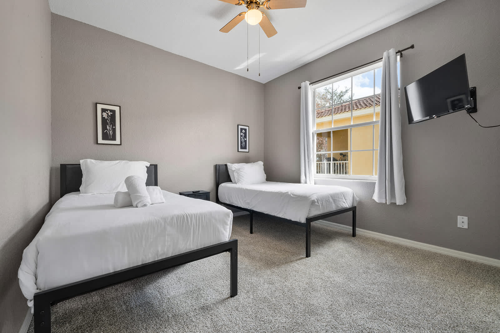 Cozy 3BR condo w/ pool, hot tub & balcony