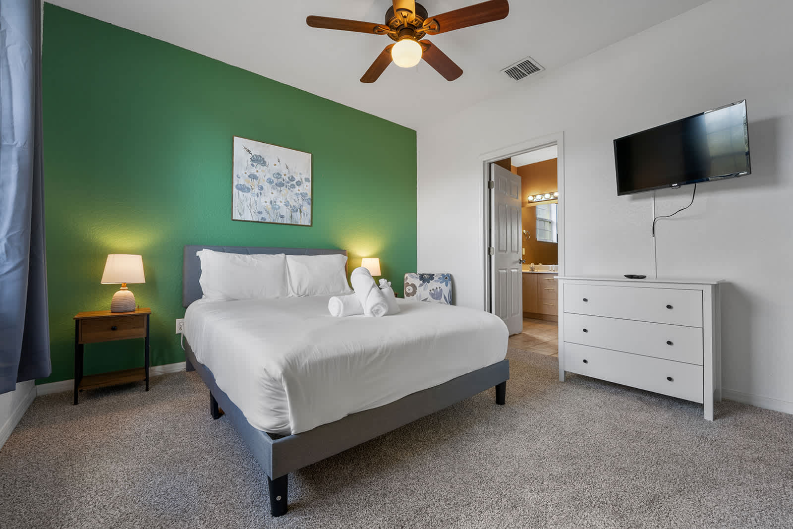 Cozy 3BR condo w/ pool, hot tub & balcony