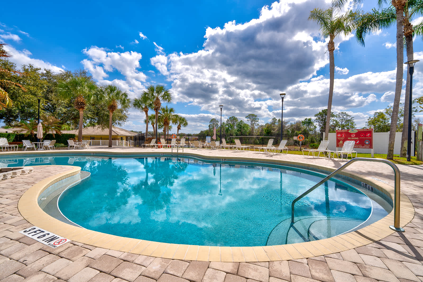 Cozy 3BR condo w/ pool, hot tub & balcony