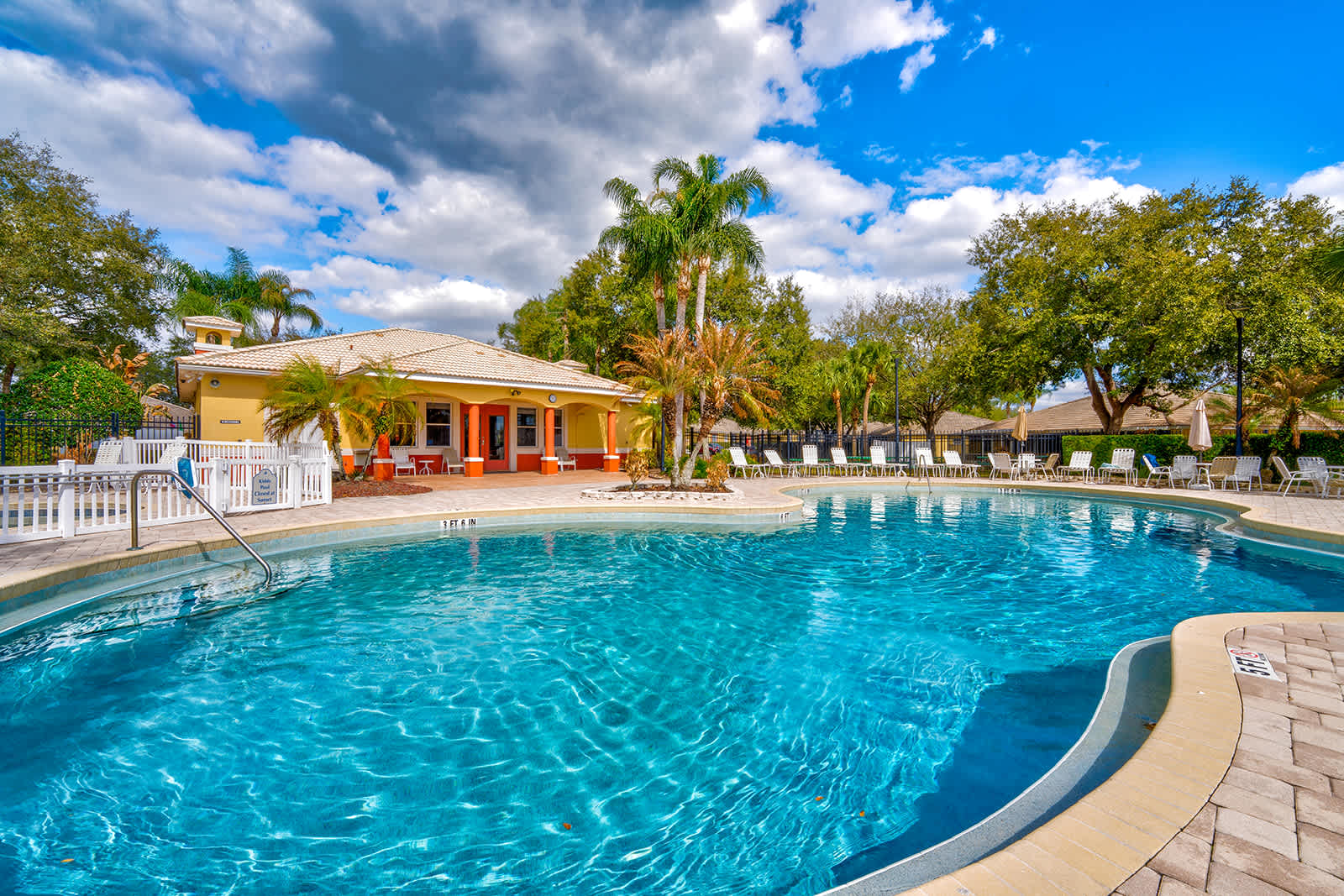 Cozy 3BR condo w/ pool, hot tub & balcony