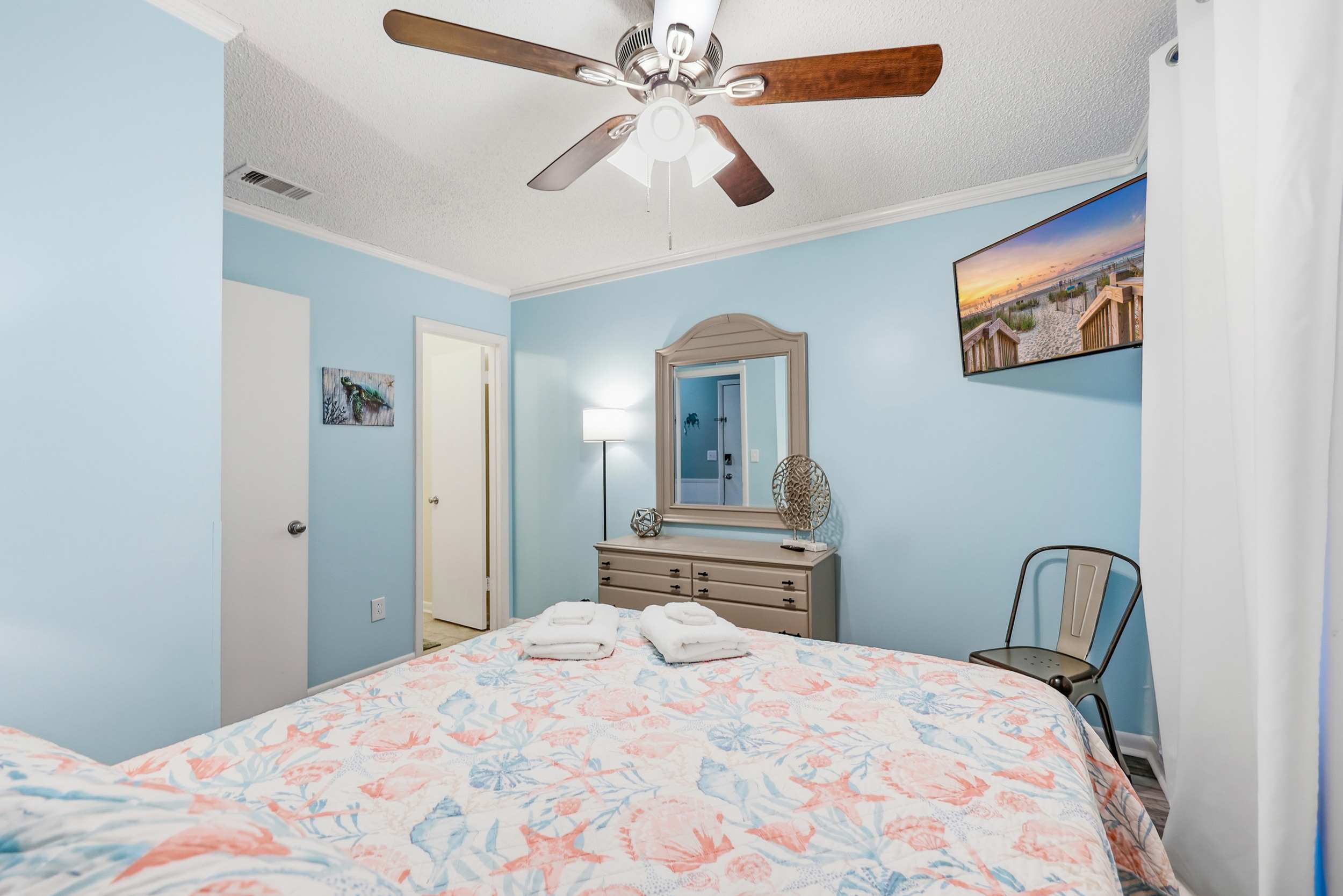 Sea Blue Suite at Tilghman w Pool and Pickleball