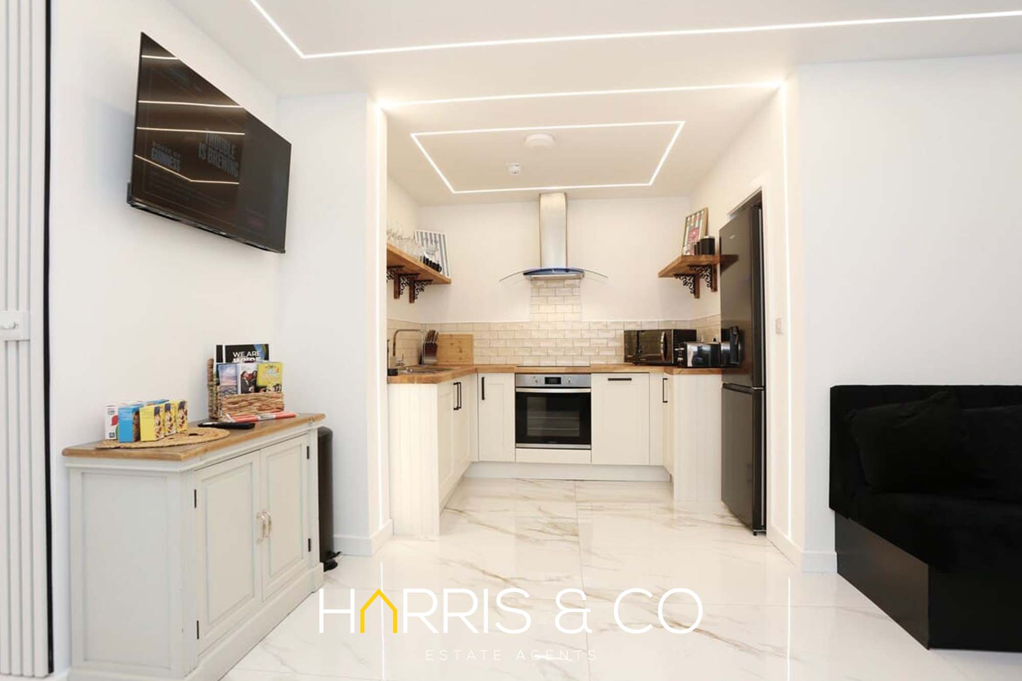 Stay by the Sea, Sleeps 14, Air Con & Parking in Alexandra Road FY1 6BU - Property image 10 - VivreStays