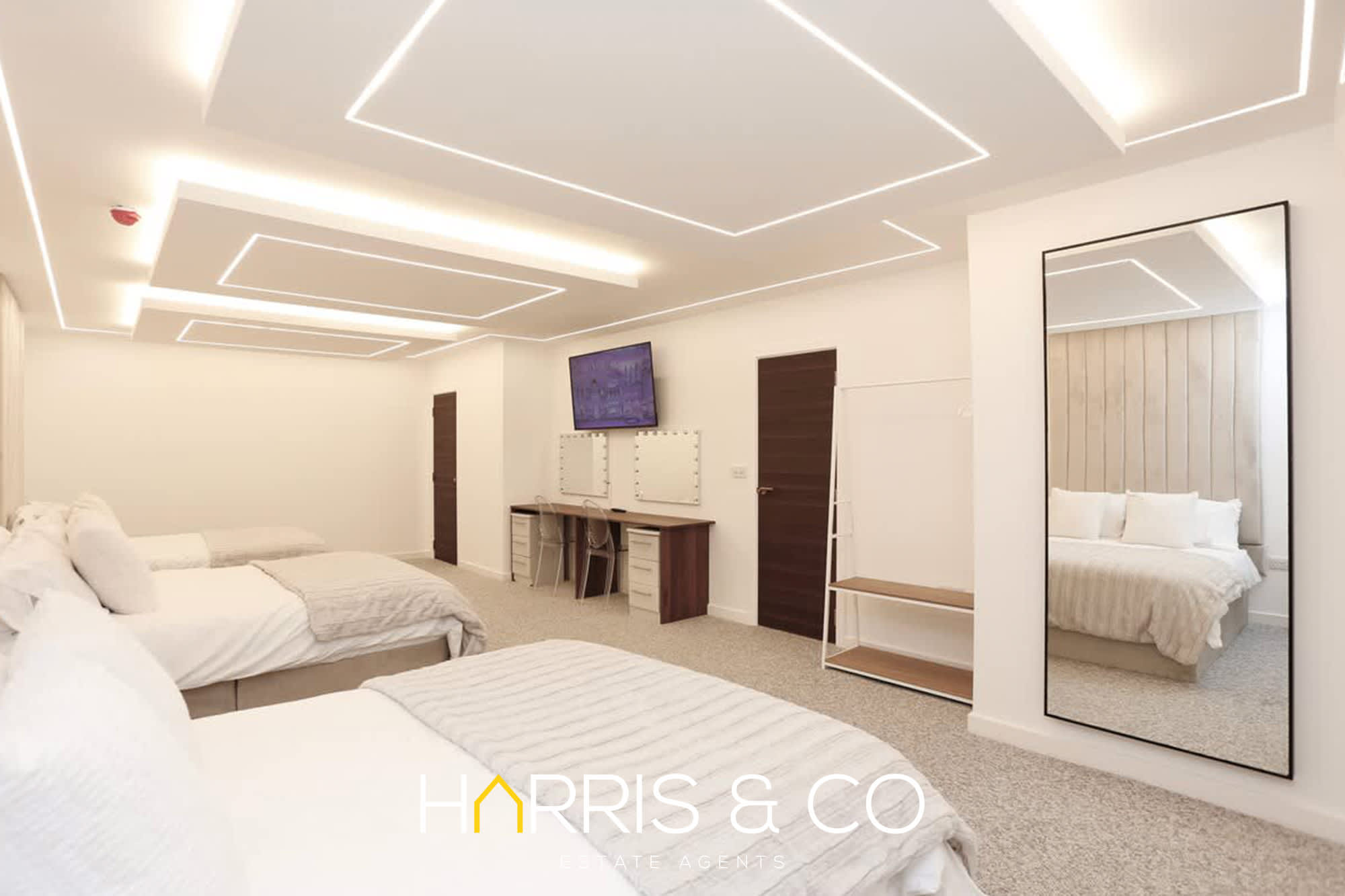 Stay by the Sea, Sleeps 14, Air Con & Parking in Alexandra Road FY1 6BU - Property image 21 - VivreStays