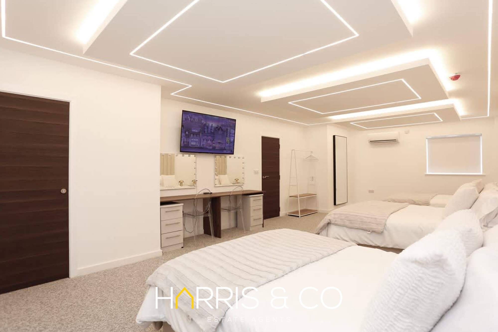 Stay by the Sea, Sleeps 14, Air Con & Parking in Alexandra Road FY1 6BU - Property image 12 - VivreStays