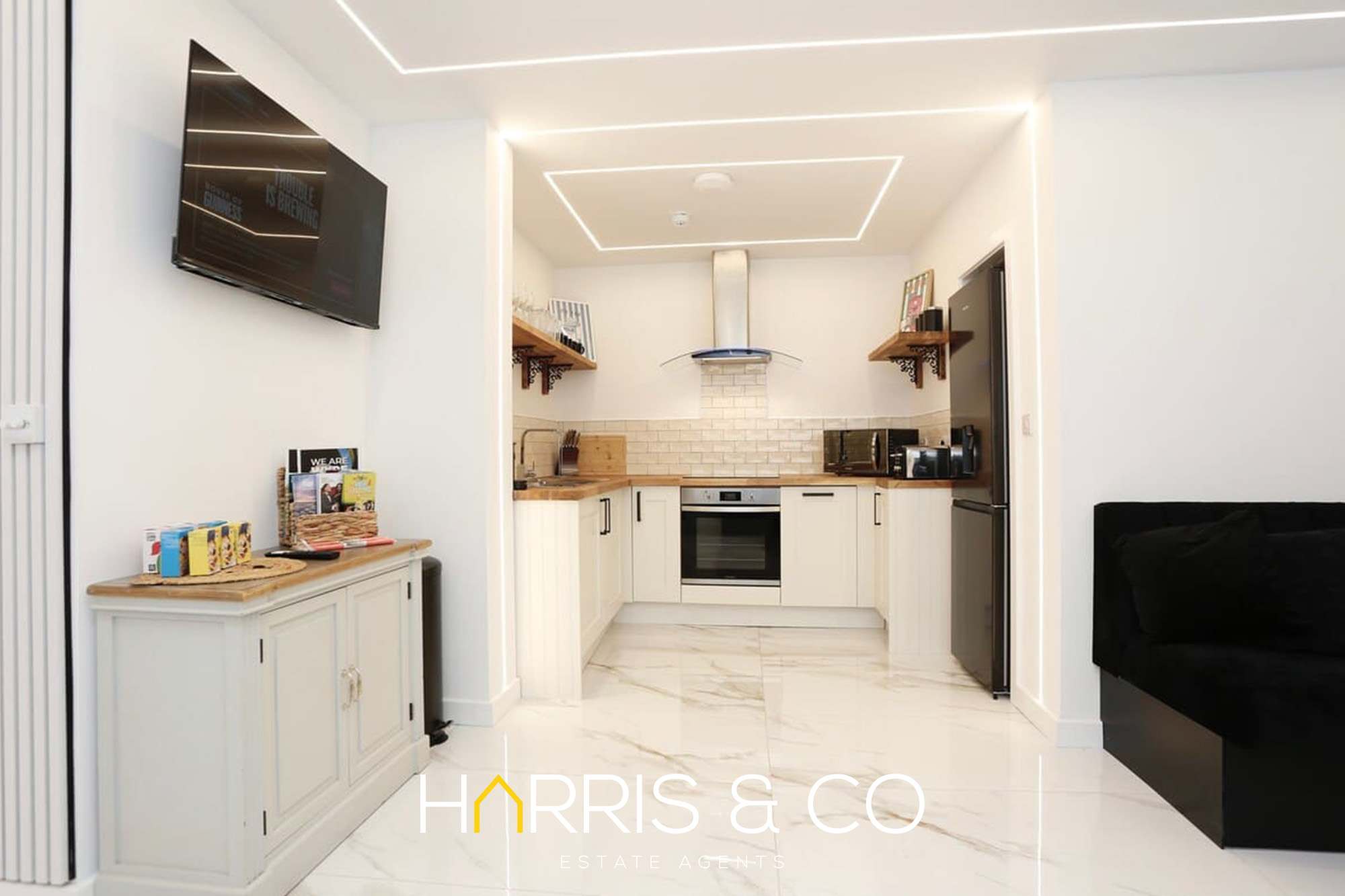 Stay by the Sea, Sleeps 14, Air Con & Parking in Alexandra Road FY1 6BU - Property image 38 - VivreStays