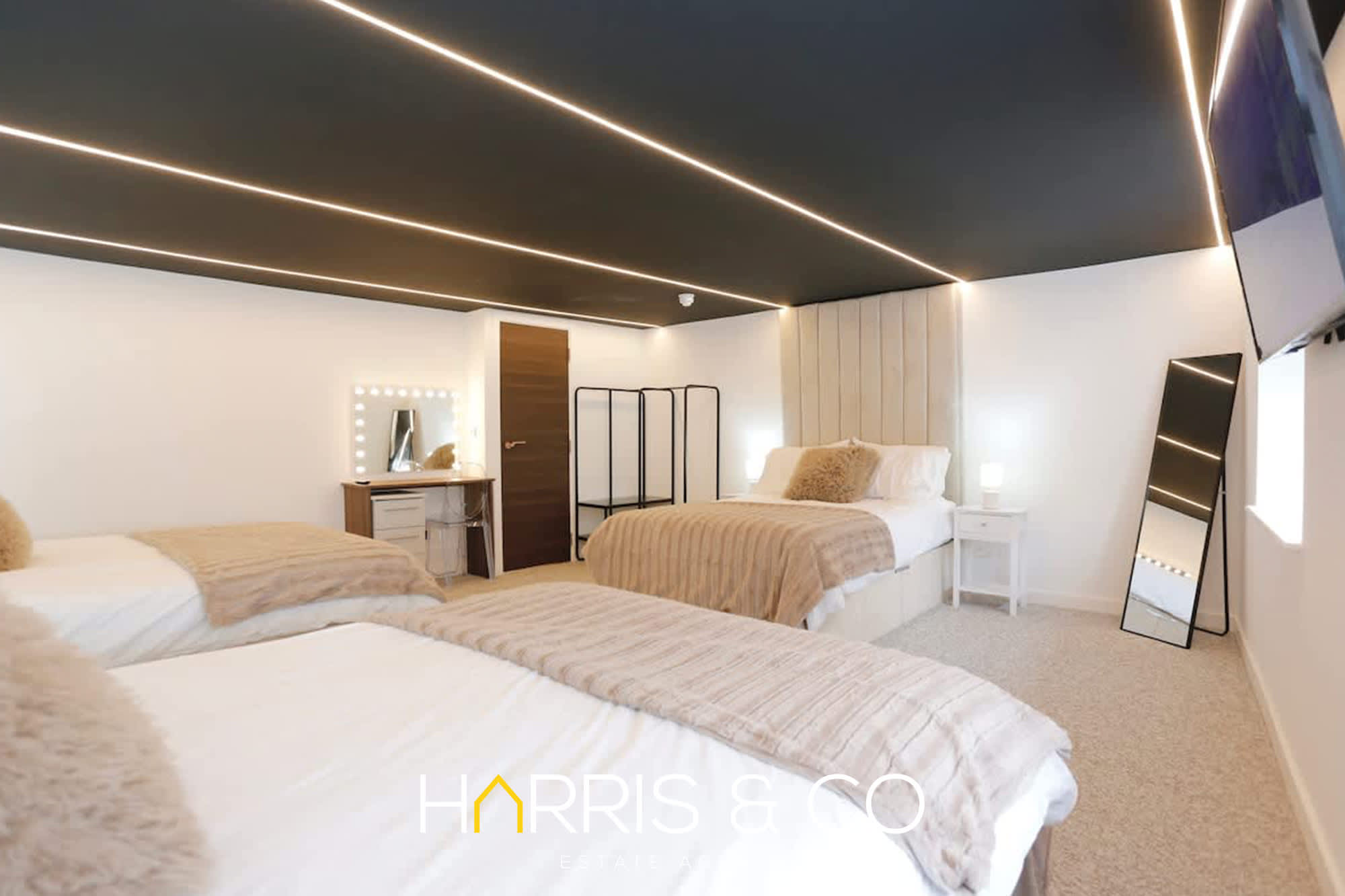 Stay by the Sea, Sleeps 14, Air Con & Parking in Alexandra Road FY1 6BU - Property image 39 - VivreStays