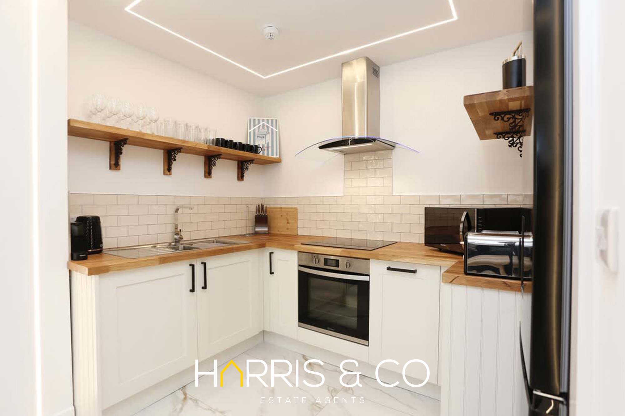 Stay by the Sea, Sleeps 14, Air Con & Parking in Alexandra Road FY1 6BU - Property image 41 - VivreStays
