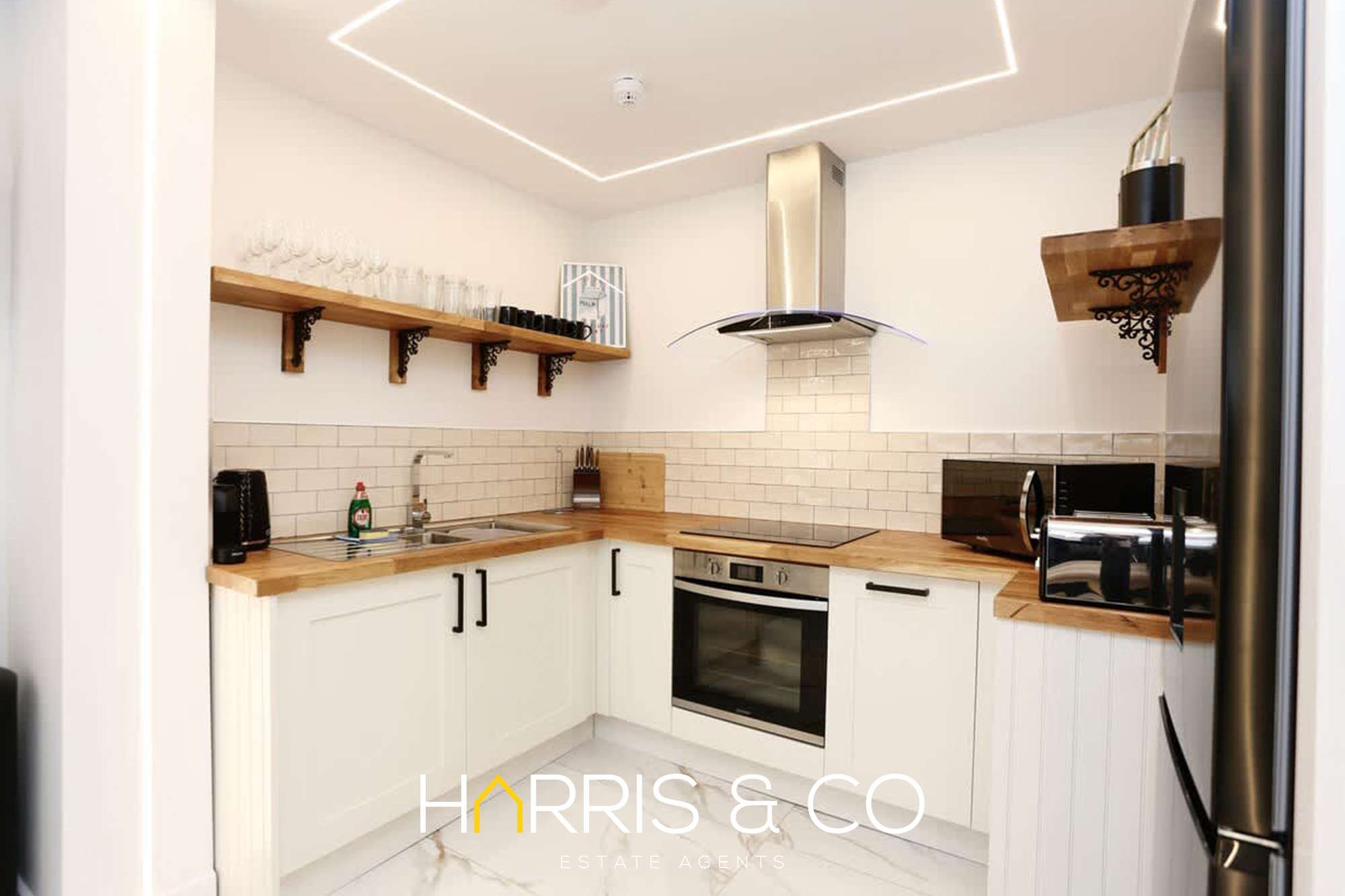 Stay by the Sea, Sleeps 14, Air Con & Parking in Alexandra Road FY1 6BU - Property image 45 - VivreStays