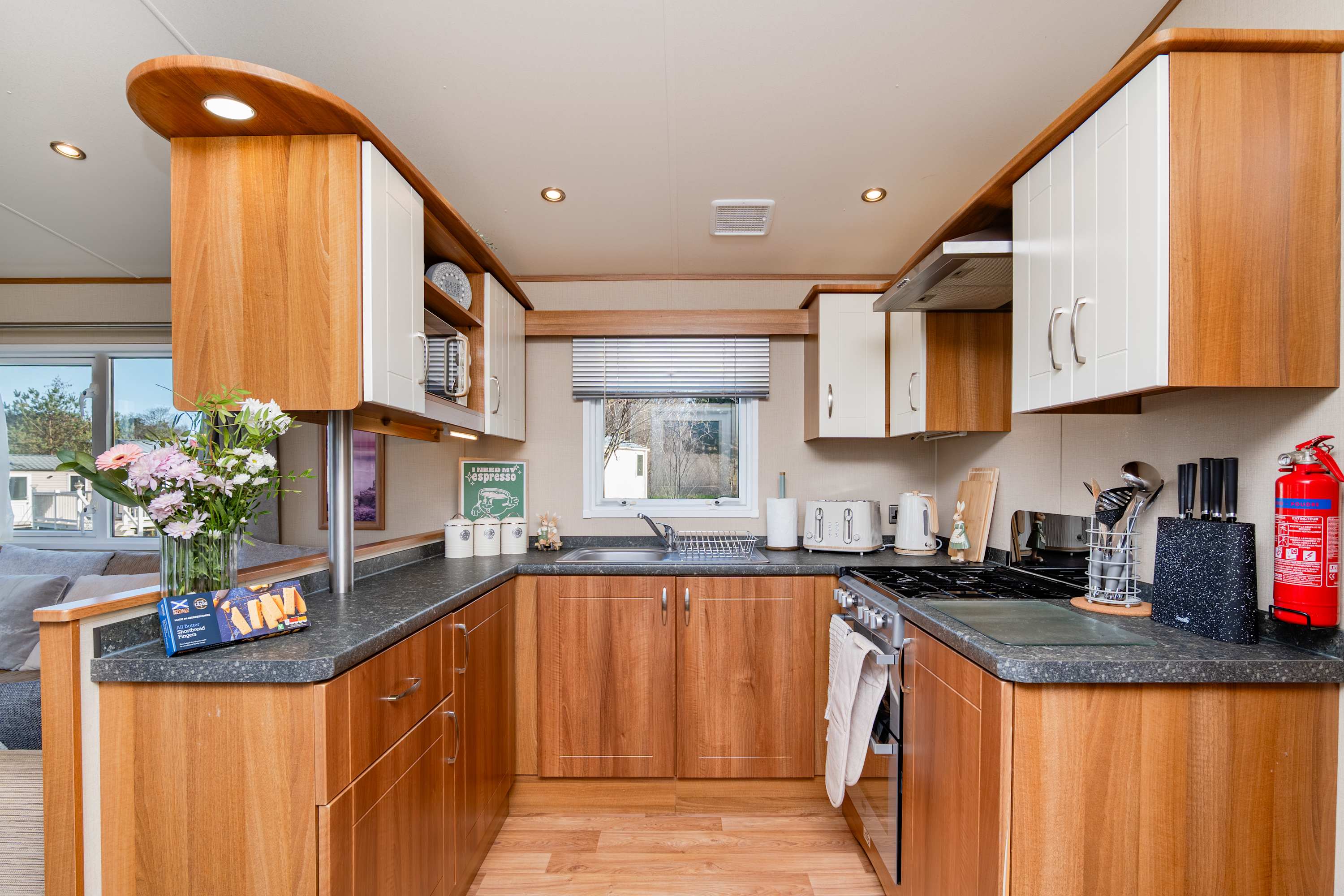 Family Friendly|Pool |Seton Sand |Parking| Sleep 7 in Links Road EH32 0QF - Property image 6 - VivreStays
