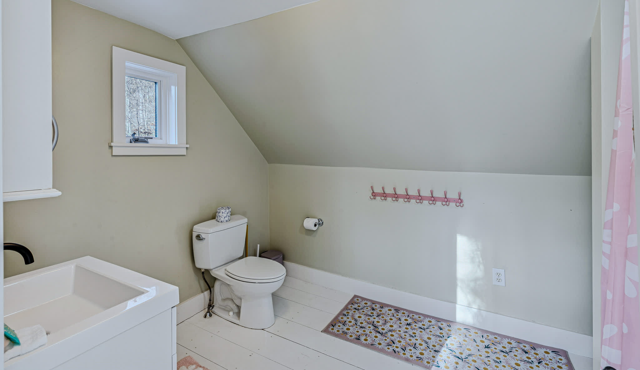 Walk to Mt. Peg Trail + Village, Enjoy Porch Views