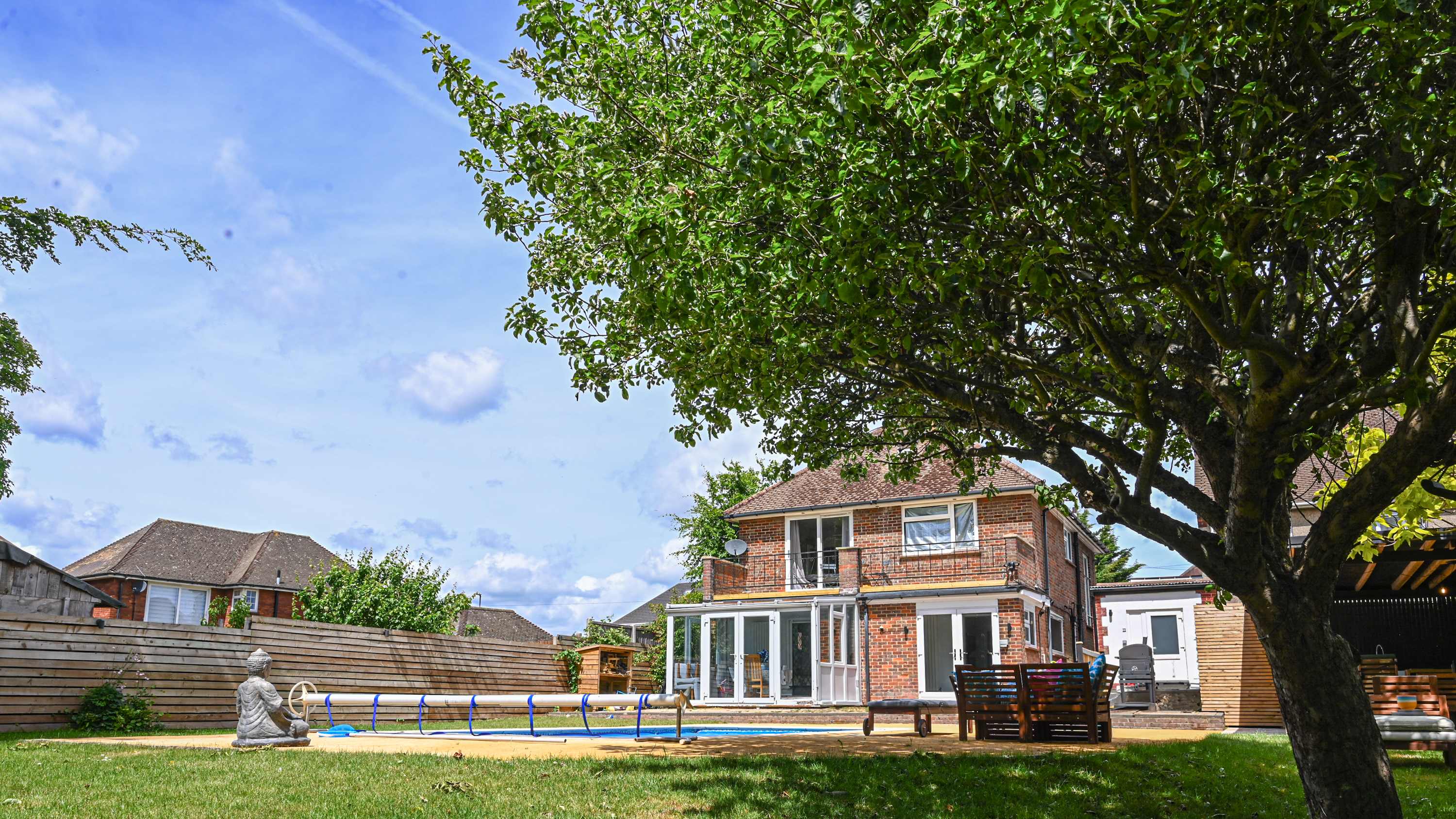 View Spacious 5 Bedroom House by Jesswood Properties with Private Pool Parking x 3 in Bushmead Road 2 LU2 7EU Spacious 5 Bedroom House by Jesswood Properties with Private Pool Parking x 3 in Bushmead Road 2 LU2 7EU - Property image 37 - VivreStays
