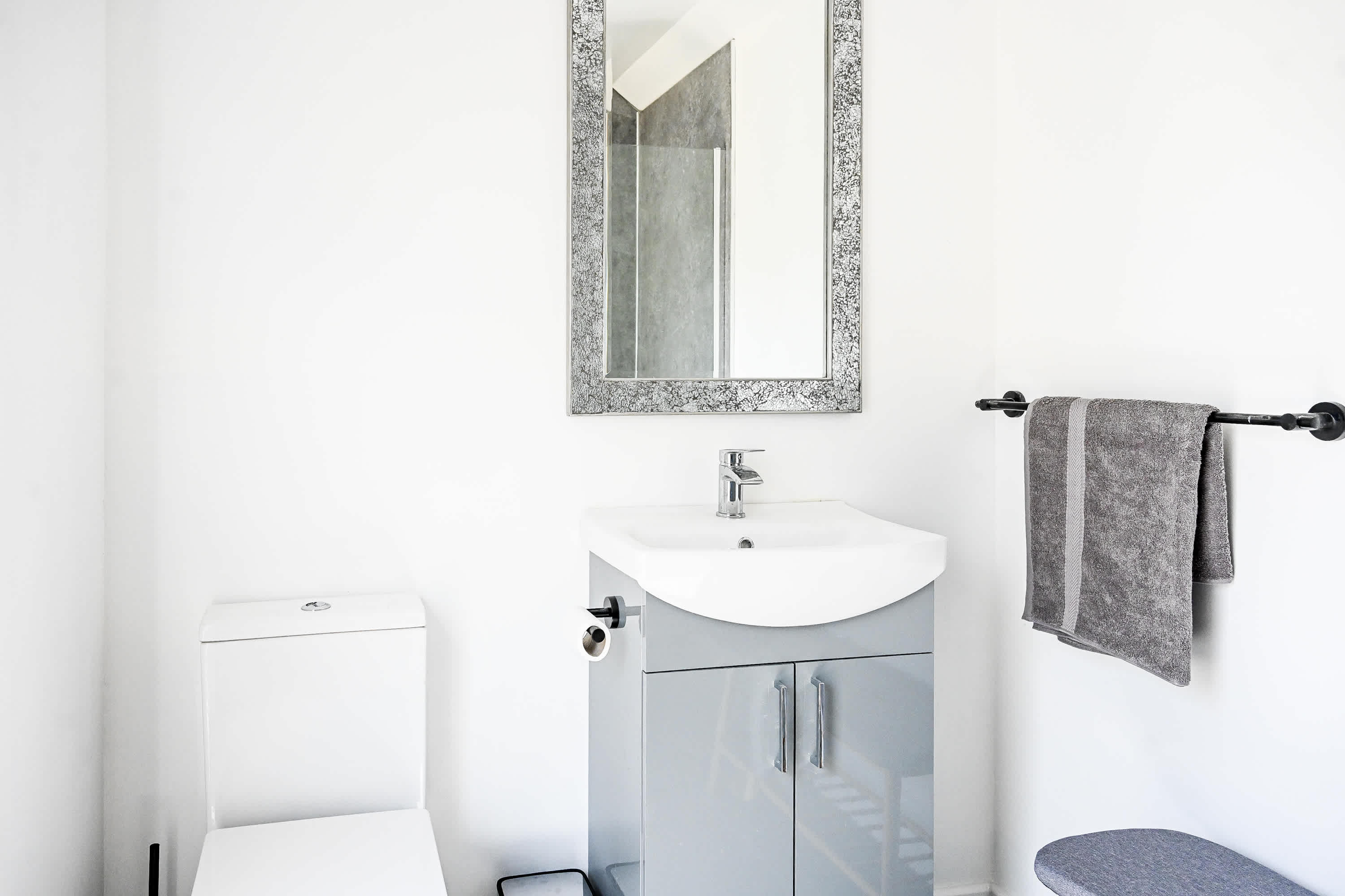 View Spacious 5 Bedroom House by Jesswood Properties with Private Pool Parking x 3 in Bushmead Road 2 LU2 7EU Spacious 5 Bedroom House by Jesswood Properties with Private Pool Parking x 3 in Bushmead Road 2 LU2 7EU - Property image 50 - VivreStays