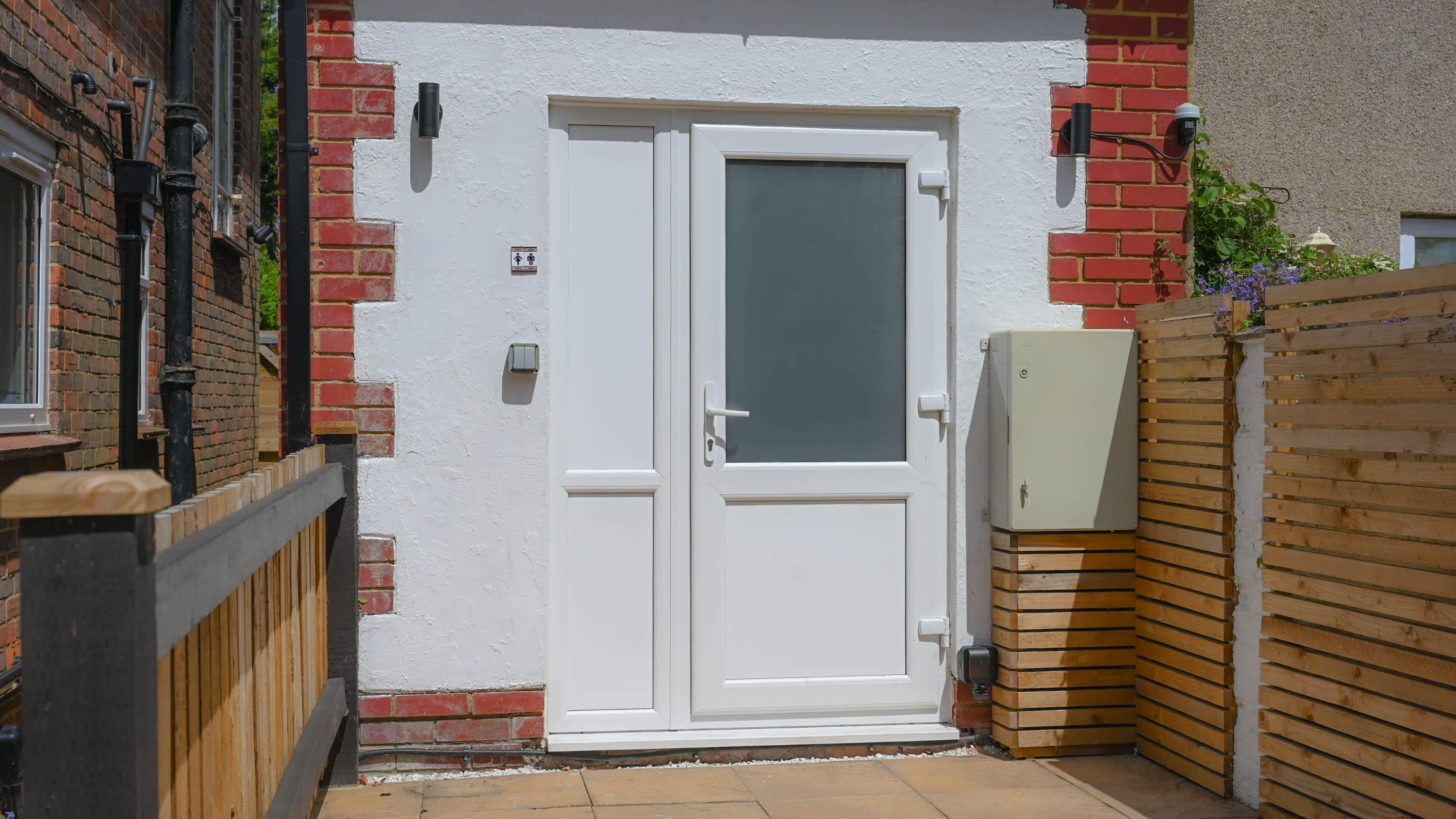 View Spacious 5 Bedroom House by Jesswood Properties with Private Pool Parking x 3 in Bushmead Road 2 LU2 7EU Spacious 5 Bedroom House by Jesswood Properties with Private Pool Parking x 3 in Bushmead Road 2 LU2 7EU - Property image 49 - VivreStays