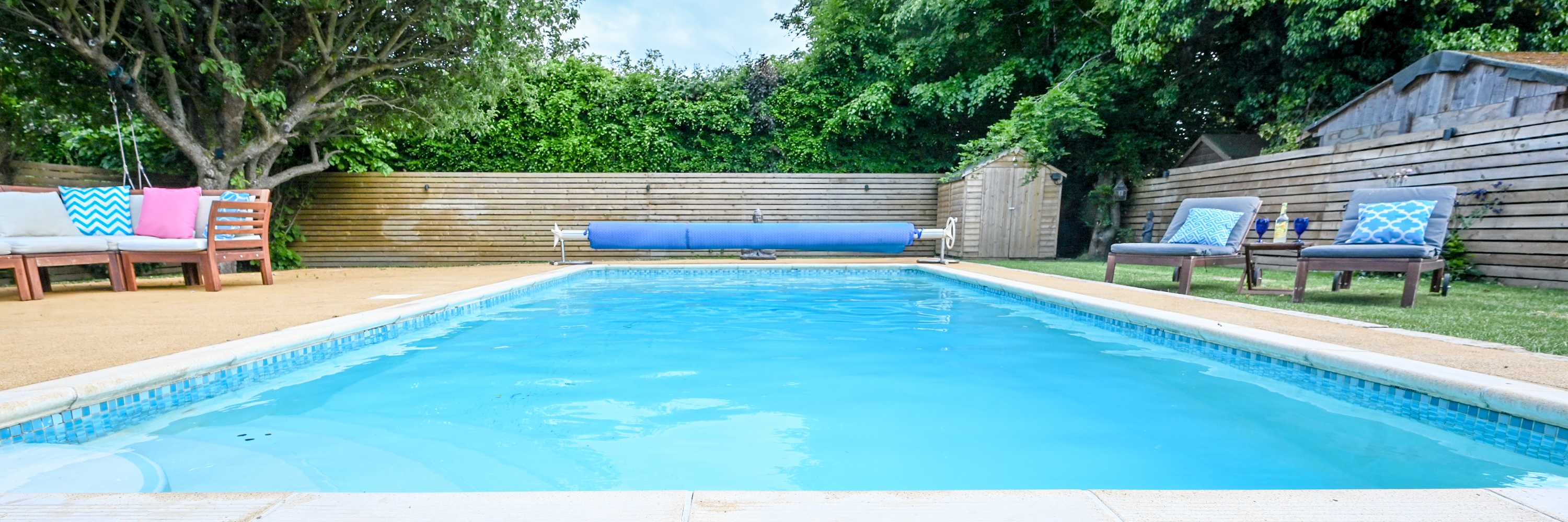 View Spacious 5 Bedroom House by Jesswood Properties with Private Pool Parking x 3 in Bushmead Road 2 LU2 7EU Spacious 5 Bedroom House by Jesswood Properties with Private Pool Parking x 3 in Bushmead Road 2 LU2 7EU - Property image 41 - VivreStays