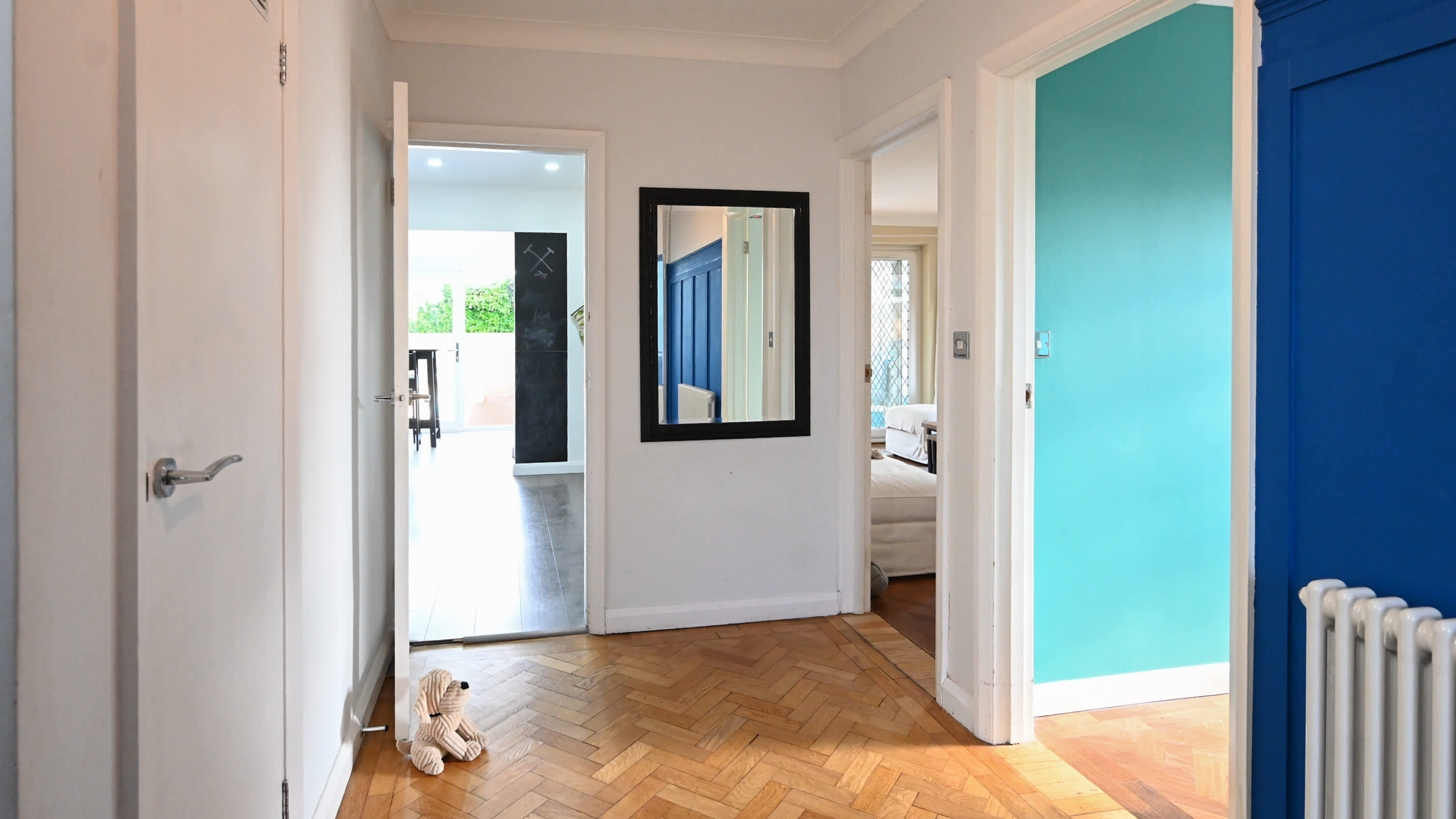 View Spacious 5 Bedroom House by Jesswood Properties with Private Pool Parking x 3 in Bushmead Road 2 LU2 7EU Spacious 5 Bedroom House by Jesswood Properties with Private Pool Parking x 3 in Bushmead Road 2 LU2 7EU - Property image 30 - VivreStays