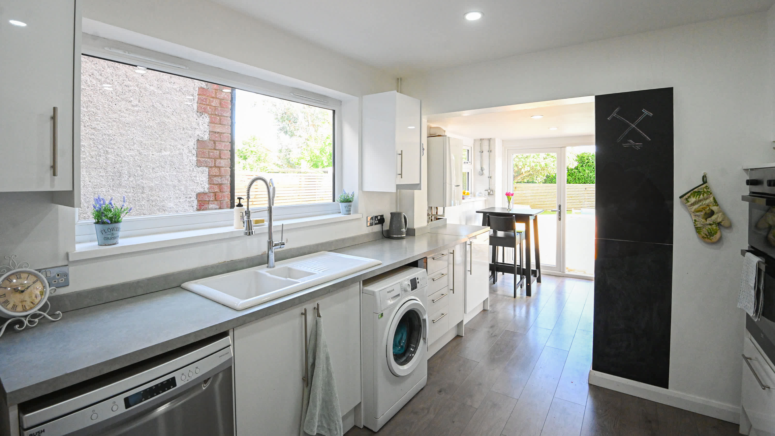 View Spacious 5 Bedroom House by Jesswood Properties with Private Pool Parking x 3 in Bushmead Road 2 LU2 7EU Spacious 5 Bedroom House by Jesswood Properties with Private Pool Parking x 3 in Bushmead Road 2 LU2 7EU - Property image 5 - VivreStays