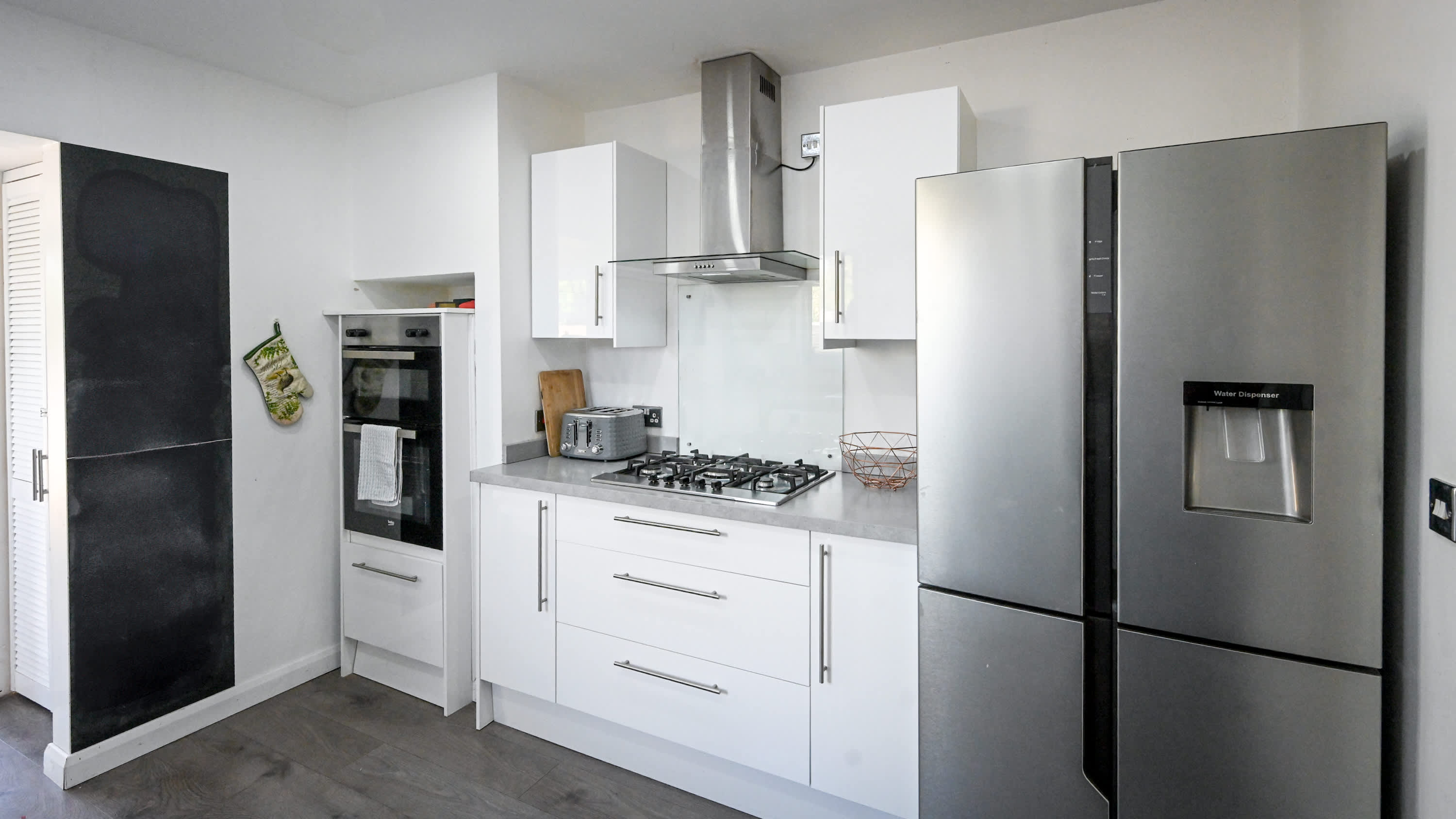 View Spacious 5 Bedroom House by Jesswood Properties with Private Pool Parking x 3 in Bushmead Road 2 LU2 7EU Spacious 5 Bedroom House by Jesswood Properties with Private Pool Parking x 3 in Bushmead Road 2 LU2 7EU - Property image 32 - VivreStays