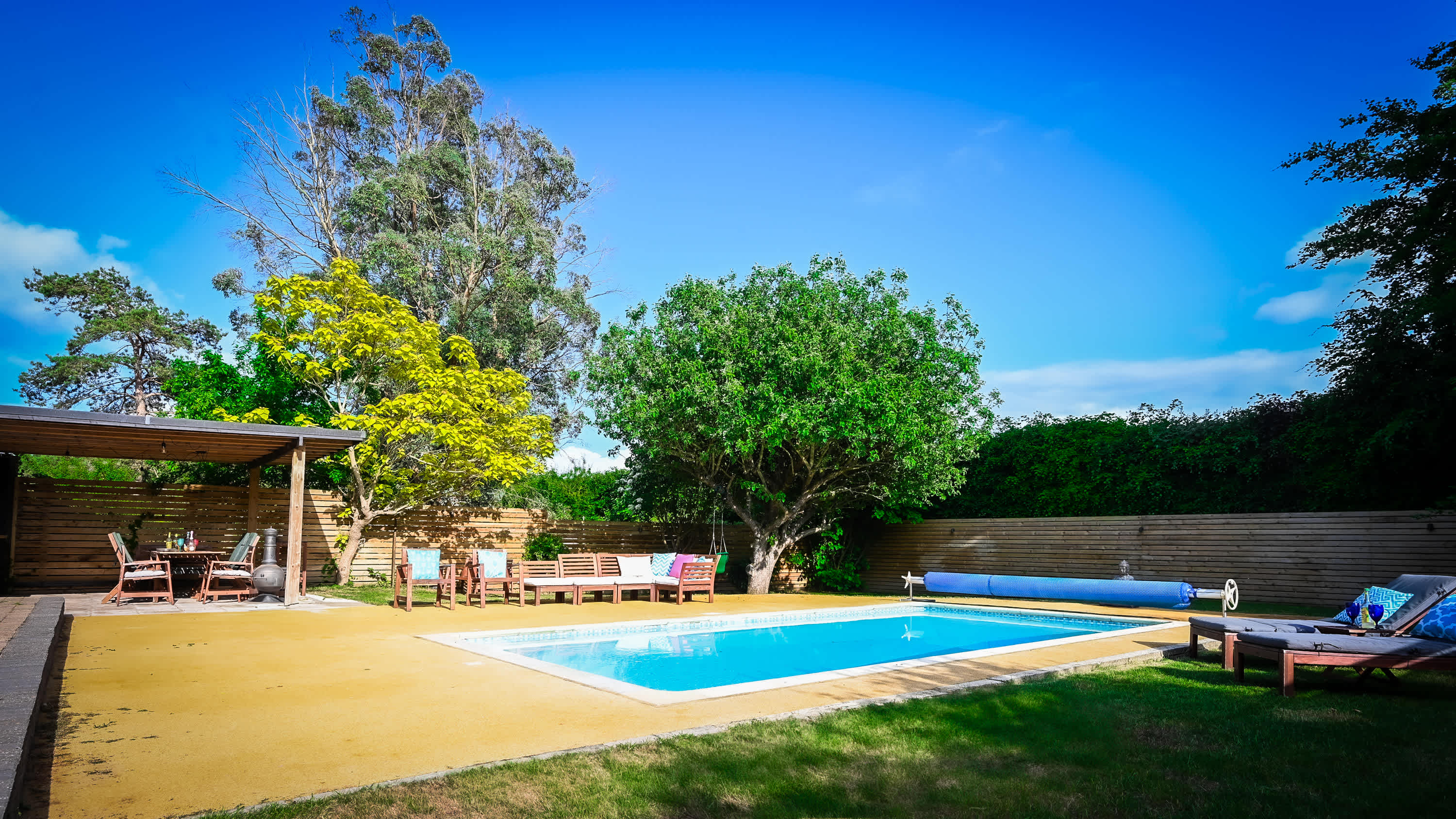 View Spacious 5 Bedroom House by Jesswood Properties with Private Pool Parking x 3 in Bushmead Road 2 LU2 7EU Spacious 5 Bedroom House by Jesswood Properties with Private Pool Parking x 3 in Bushmead Road 2 LU2 7EU - Property image 42 - VivreStays