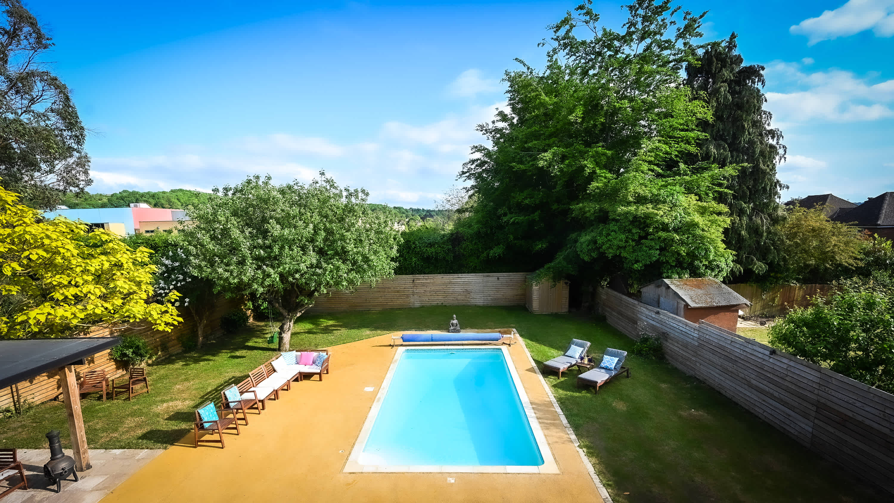 Spacious 5 Bedroom House by Jesswood Properties with Private Pool Parking x 3 serviced apartment - UK - VivreStays