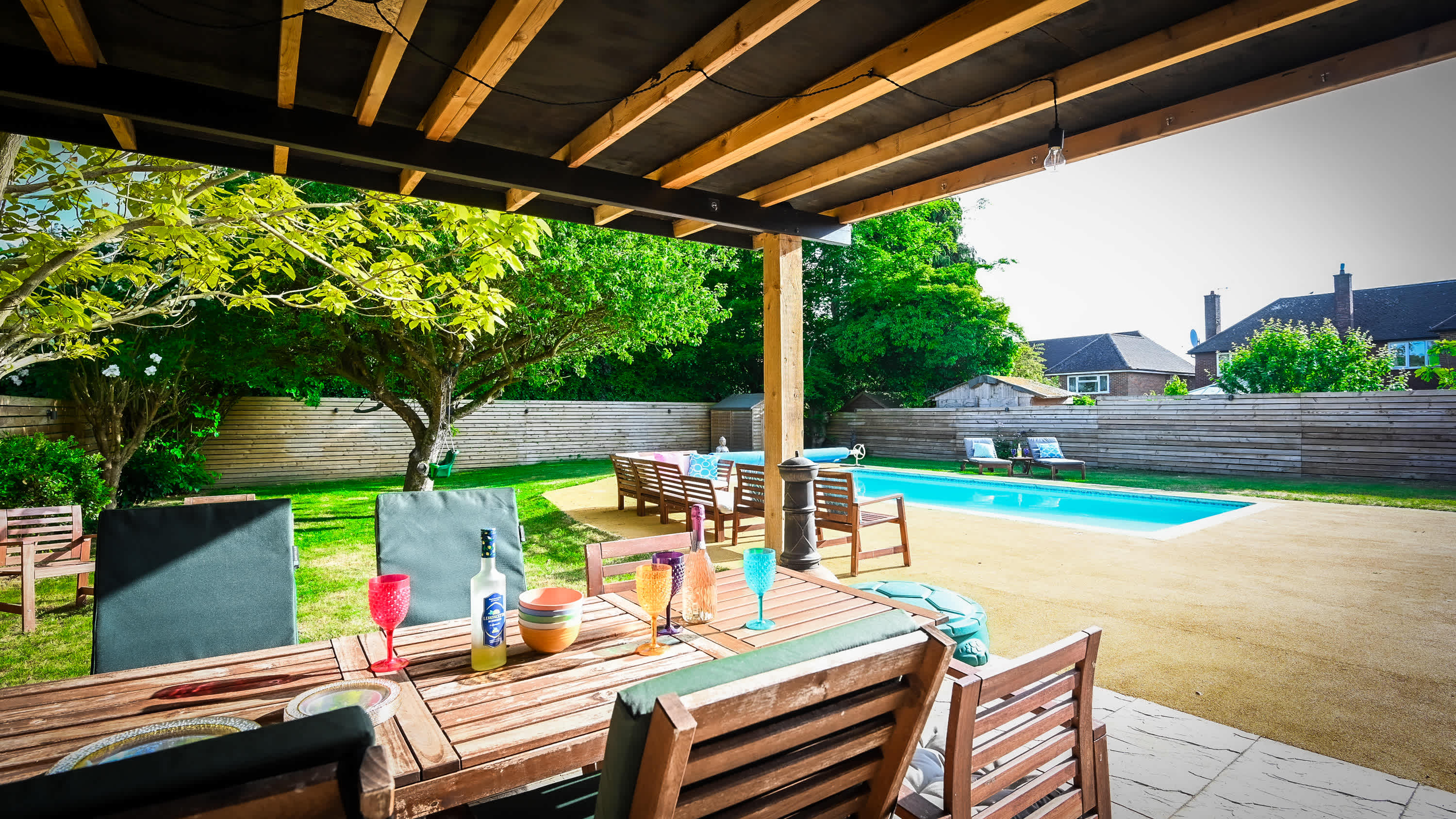 View Spacious 5 Bedroom House by Jesswood Properties with Private Pool Parking x 3 in Bushmead Road 2 LU2 7EU Spacious 5 Bedroom House by Jesswood Properties with Private Pool Parking x 3 in Bushmead Road 2 LU2 7EU - Property image 3 - VivreStays