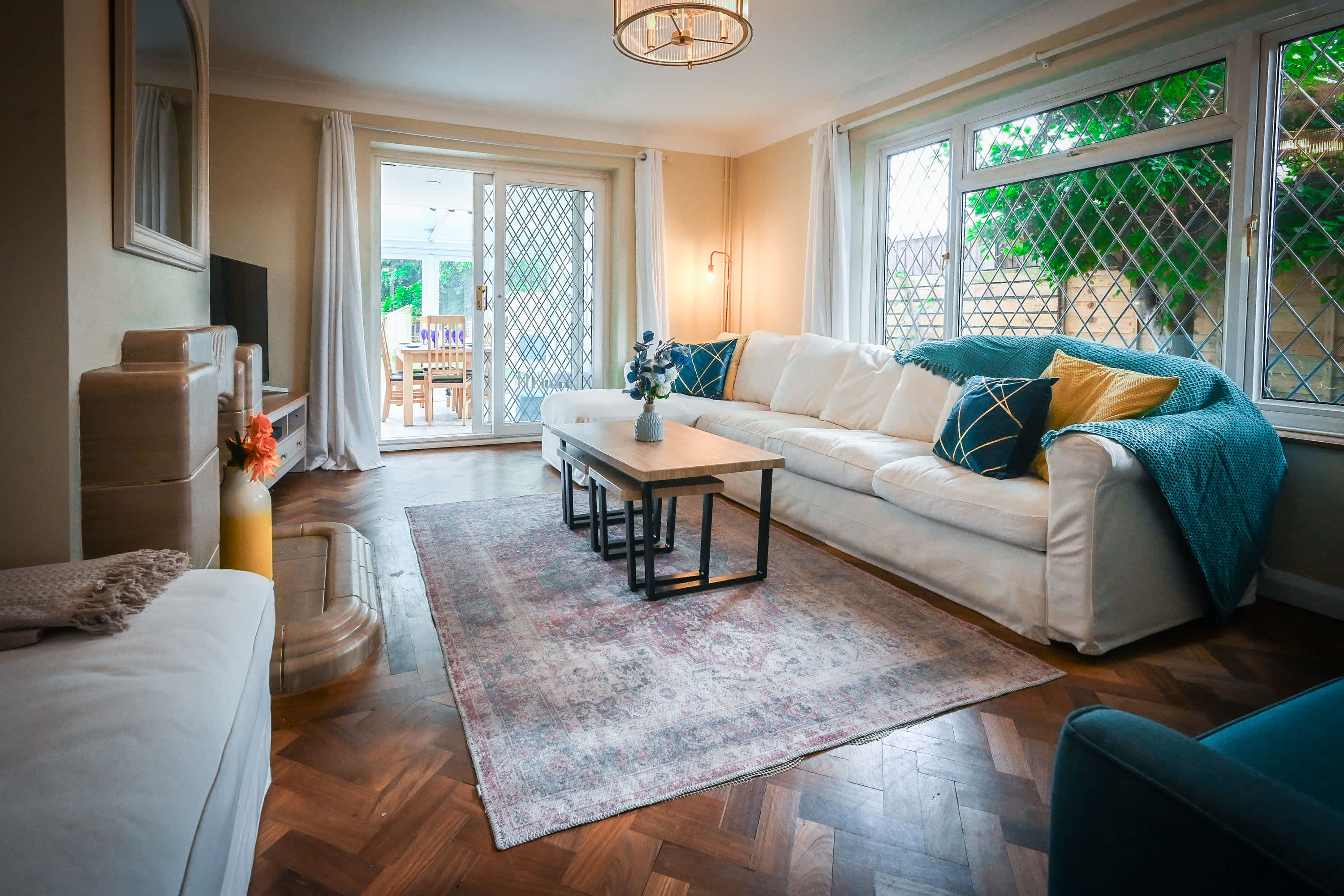 View Spacious 5 Bedroom House by Jesswood Properties with Private Pool Parking x 3 in Bushmead Road 2 LU2 7EU Spacious 5 Bedroom House by Jesswood Properties with Private Pool Parking x 3 in Bushmead Road 2 LU2 7EU - Property image 2 - VivreStays