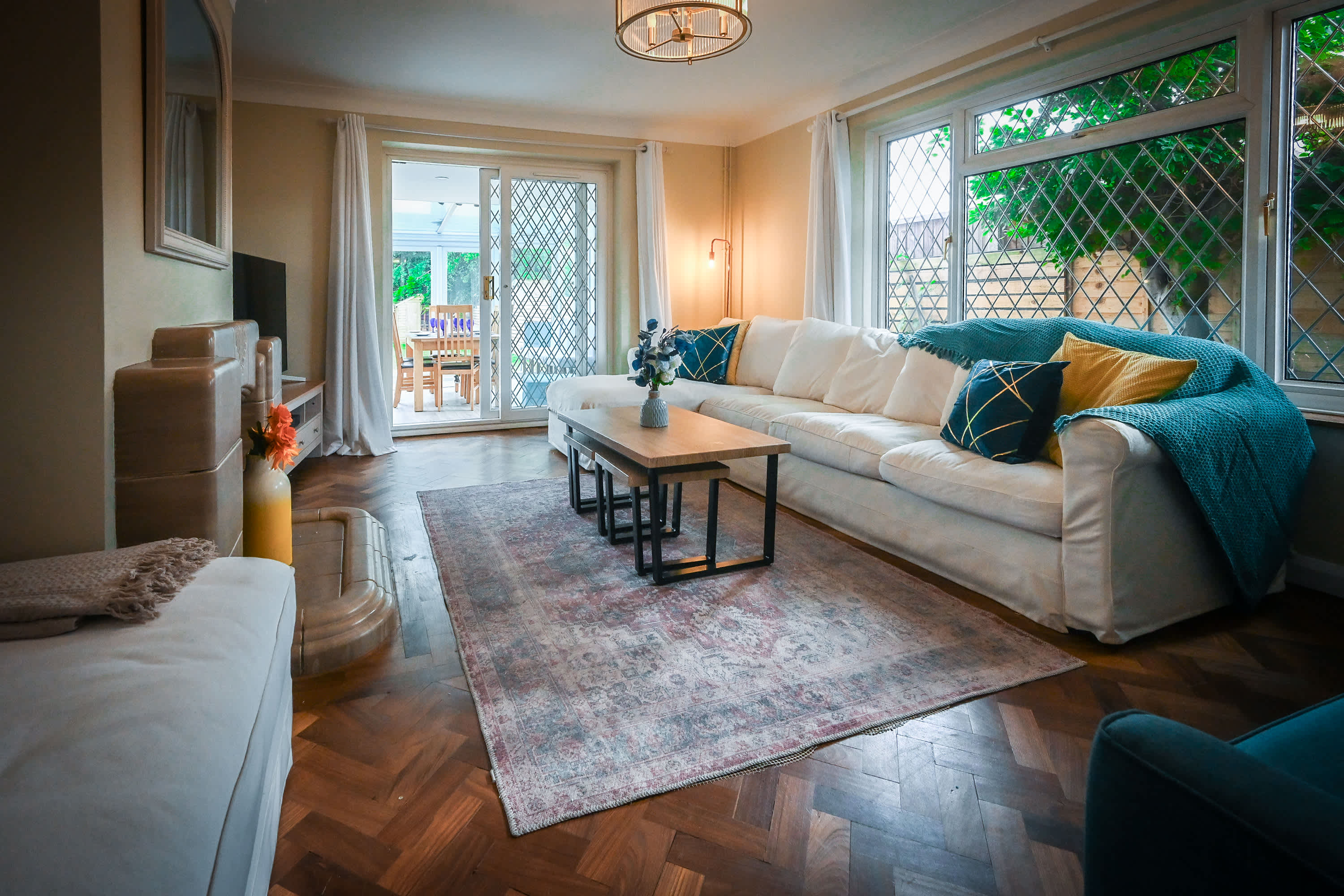 View Spacious 5 Bedroom House by Jesswood Properties with Private Pool Parking x 3 in Bushmead Road 2 LU2 7EU Spacious 5 Bedroom House by Jesswood Properties with Private Pool Parking x 3 in Bushmead Road 2 LU2 7EU - Property image 60 - VivreStays