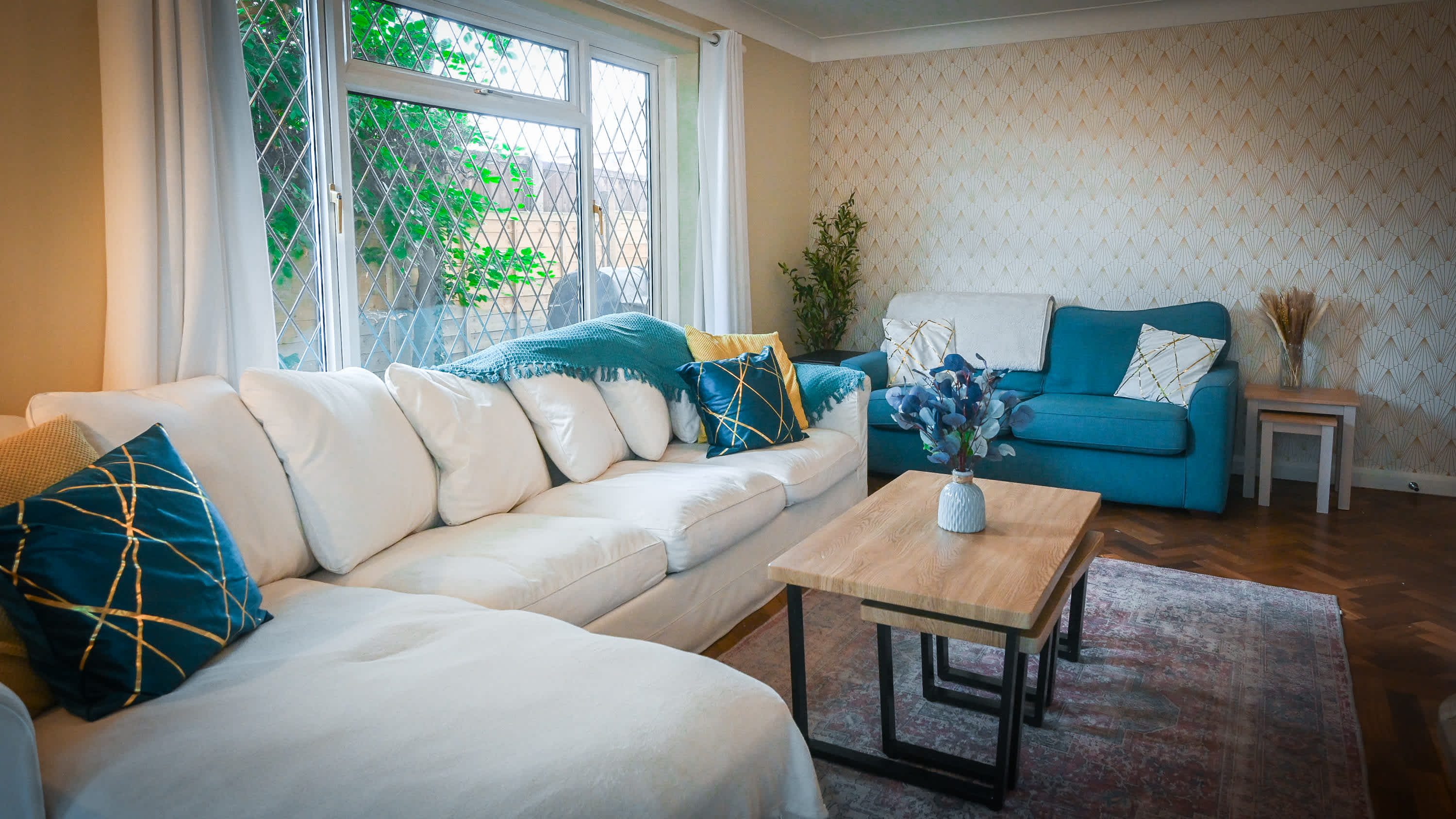 View Spacious 5 Bedroom House by Jesswood Properties with Private Pool Parking x 3 in Bushmead Road 2 LU2 7EU Spacious 5 Bedroom House by Jesswood Properties with Private Pool Parking x 3 in Bushmead Road 2 LU2 7EU - Property image 40 - VivreStays