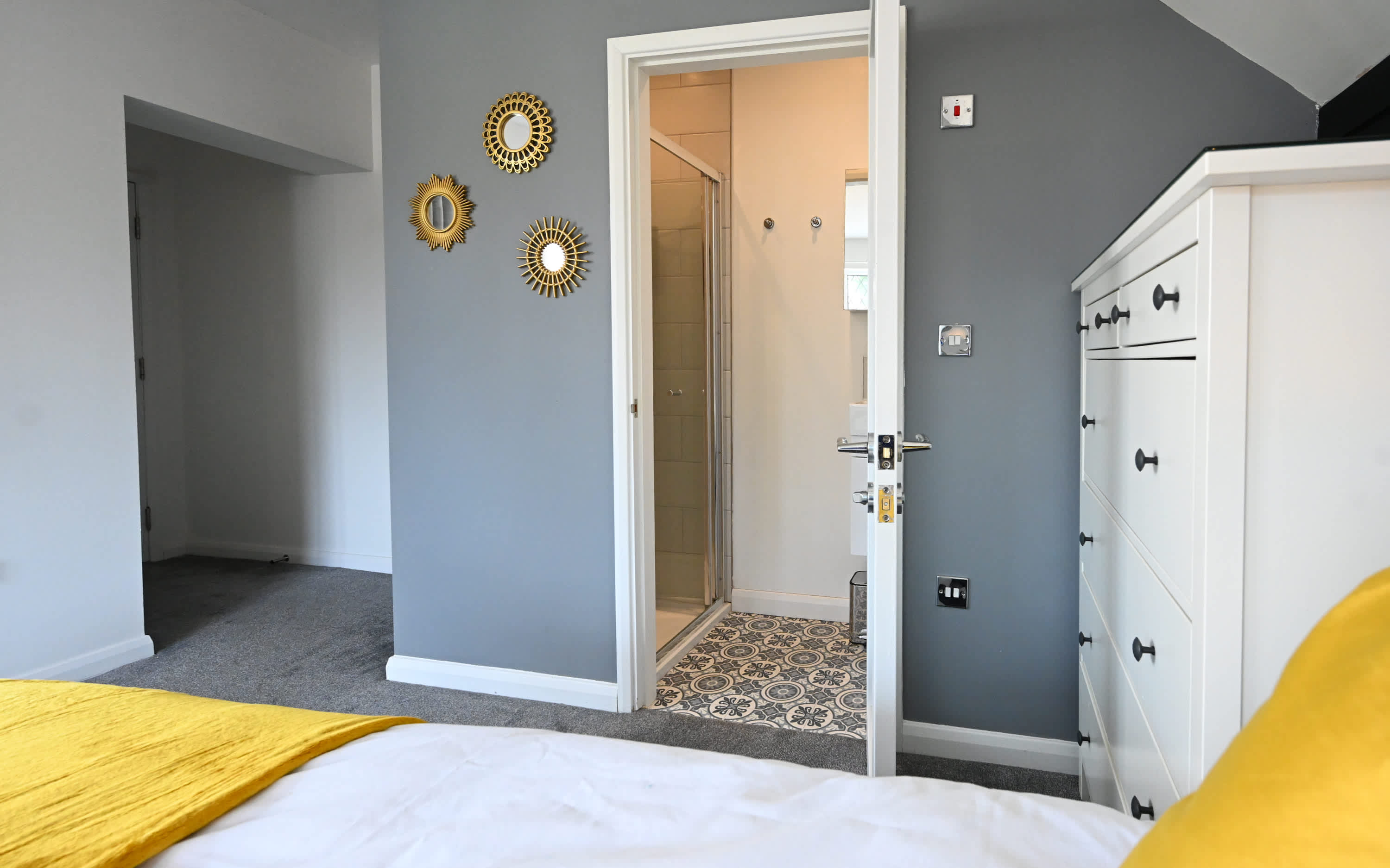 View Spacious 5 Bedroom House by Jesswood Properties with Private Pool Parking x 3 in Bushmead Road 2 LU2 7EU Spacious 5 Bedroom House by Jesswood Properties with Private Pool Parking x 3 in Bushmead Road 2 LU2 7EU - Property image 26 - VivreStays