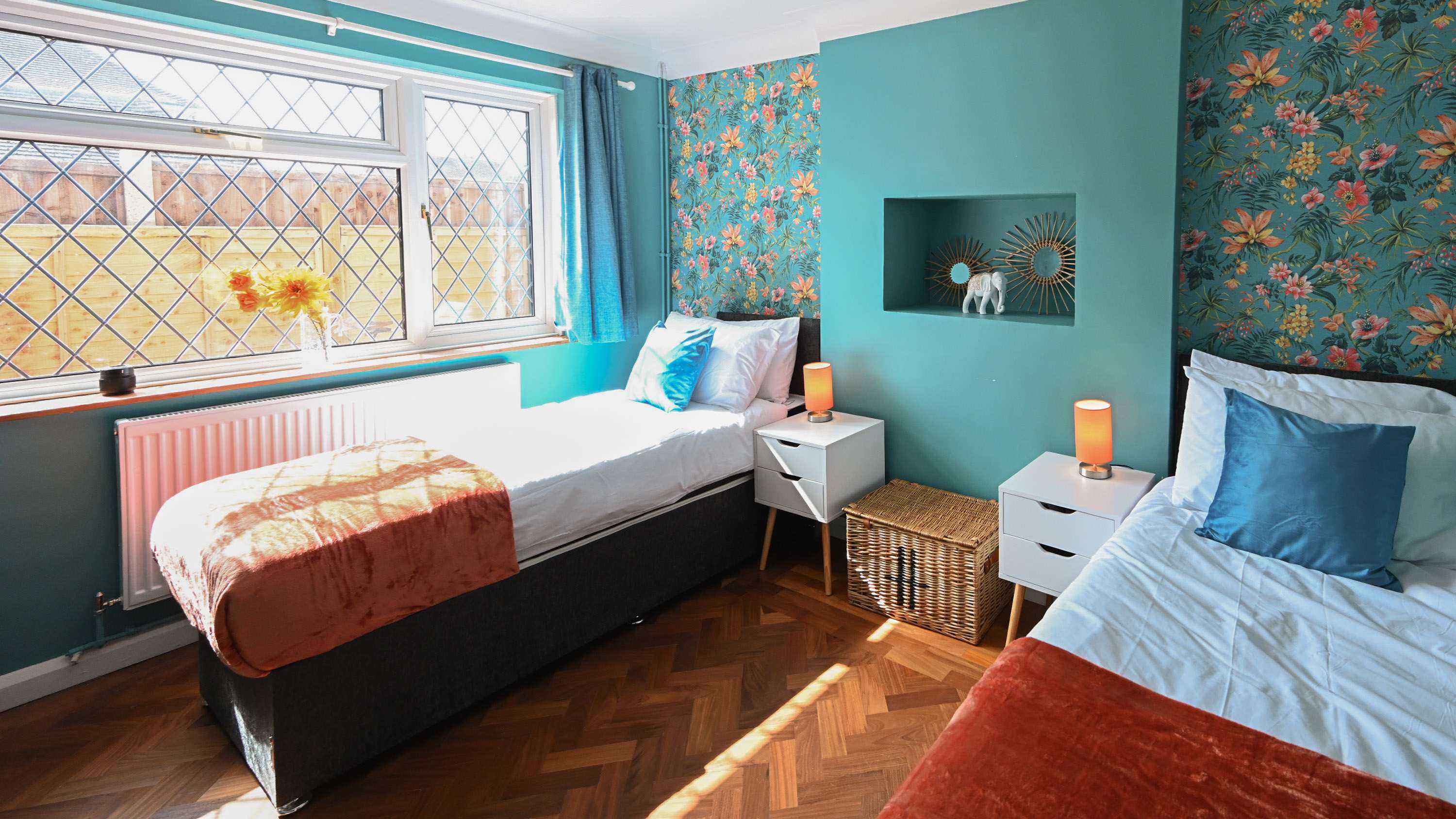 View Spacious 5 Bedroom House by Jesswood Properties with Private Pool Parking x 3 in Bushmead Road 2 LU2 7EU Spacious 5 Bedroom House by Jesswood Properties with Private Pool Parking x 3 in Bushmead Road 2 LU2 7EU - Property image 4 - VivreStays